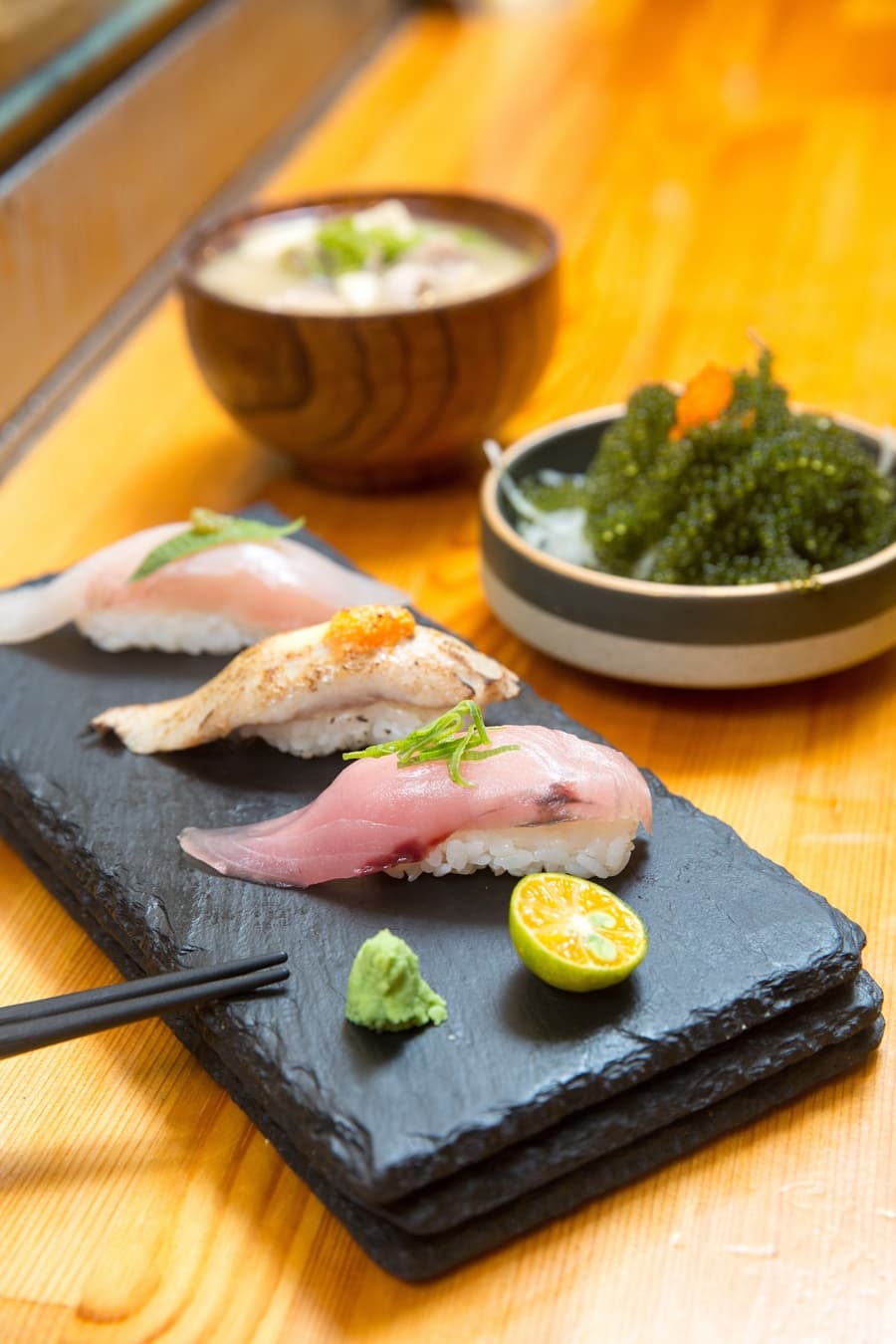 「漁人手作壽司料理」的握壽司現點現做，可客製化餐盤。