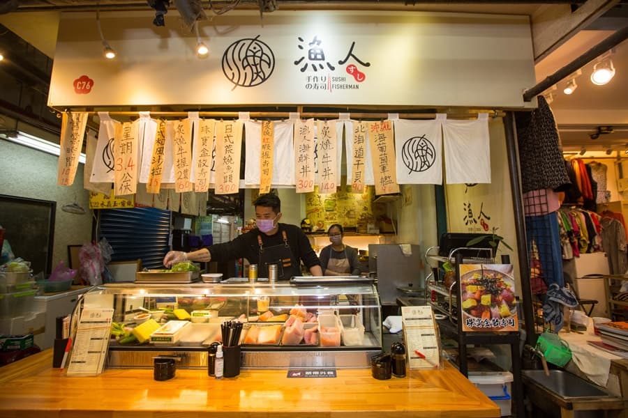 「漁人手作壽司」是基隆仁愛市場超人氣壽司店之一。
