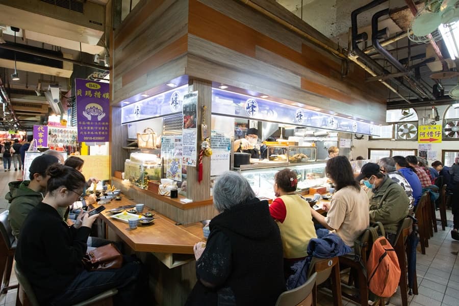 仁愛市場裡的職人壽司店聚客力超強。