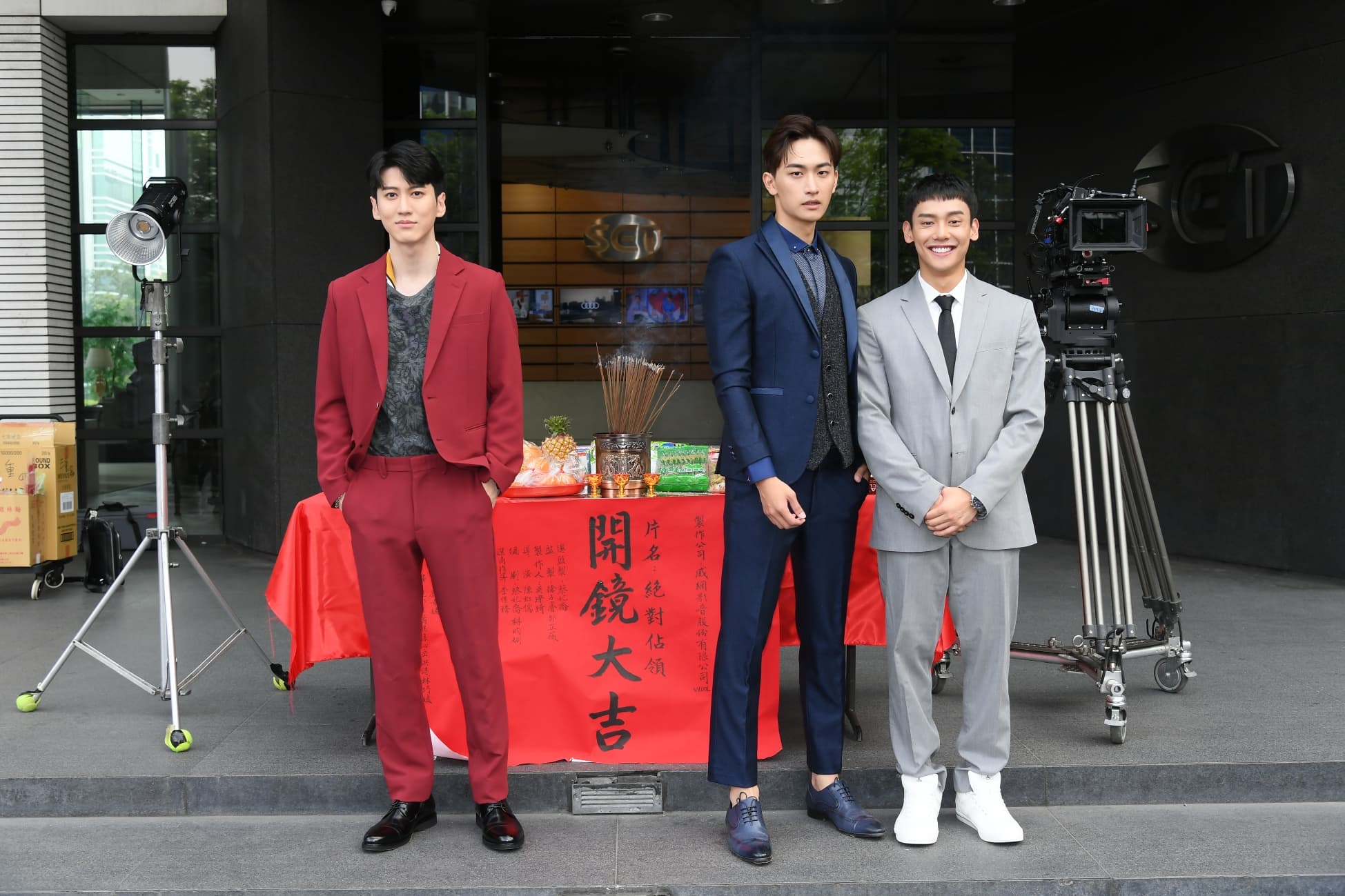 《絕對佔領》近日開鏡，毛祁生（中）與蕭鴻飾演霸總與純情小祕書，左為孫沁岳。（三立提供）