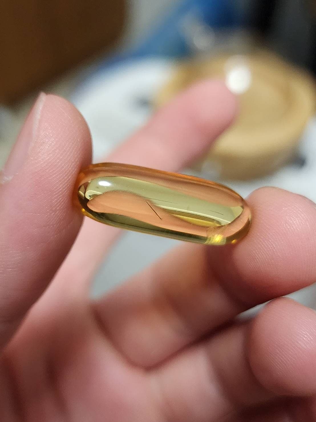 有消費者購買好市多的「科克蘭魚油」,卻在其中一顆膠囊內發現漂浮著一根怪毛。(翻攝自Costco好市多 商品經驗老實說)