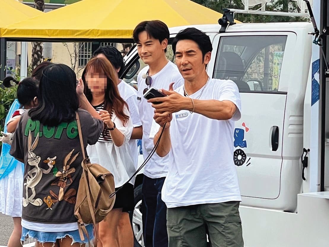 李李仁(右起)和鄭元暢在錄製現場和民眾互動,拍照來者不拒。(讀者提供)