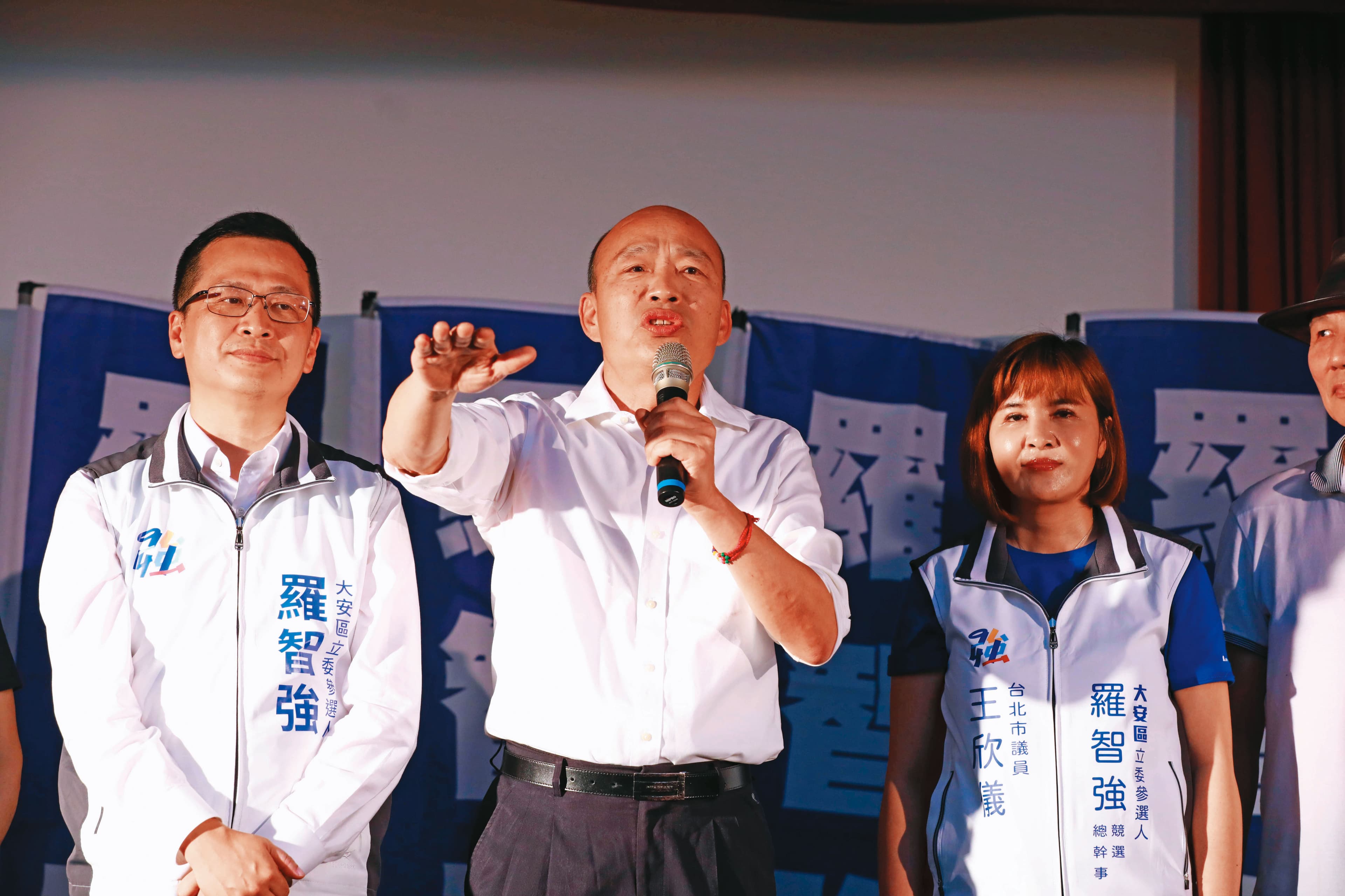 韓國瑜(中)近日浮出檯面替黨籍立委參選人站台,其動向仍引發政壇關注。
