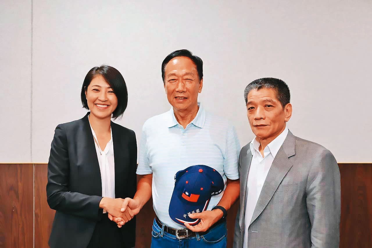 為了營造黨內聲勢,郭台銘(中)4日走訪南投,與縣長許淑華(左)及議長何勝豐(右)合影。(翻攝郭台銘臉書)