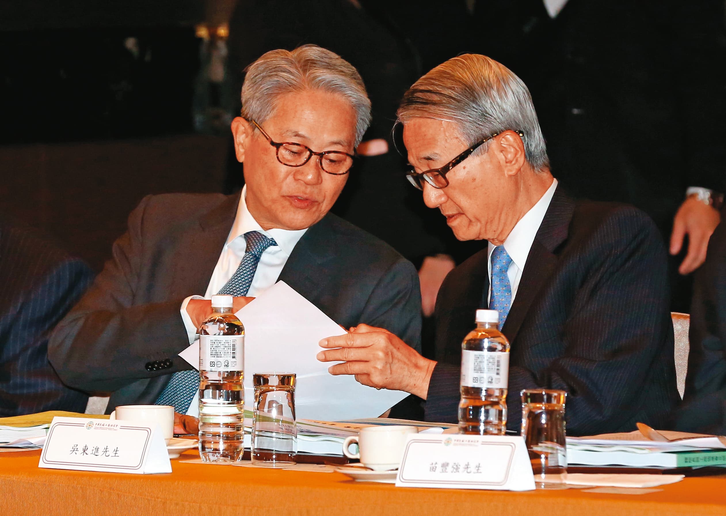 新光金今年董事改選,吳東進(右)和吳東亮(左)曾為此二度協商。