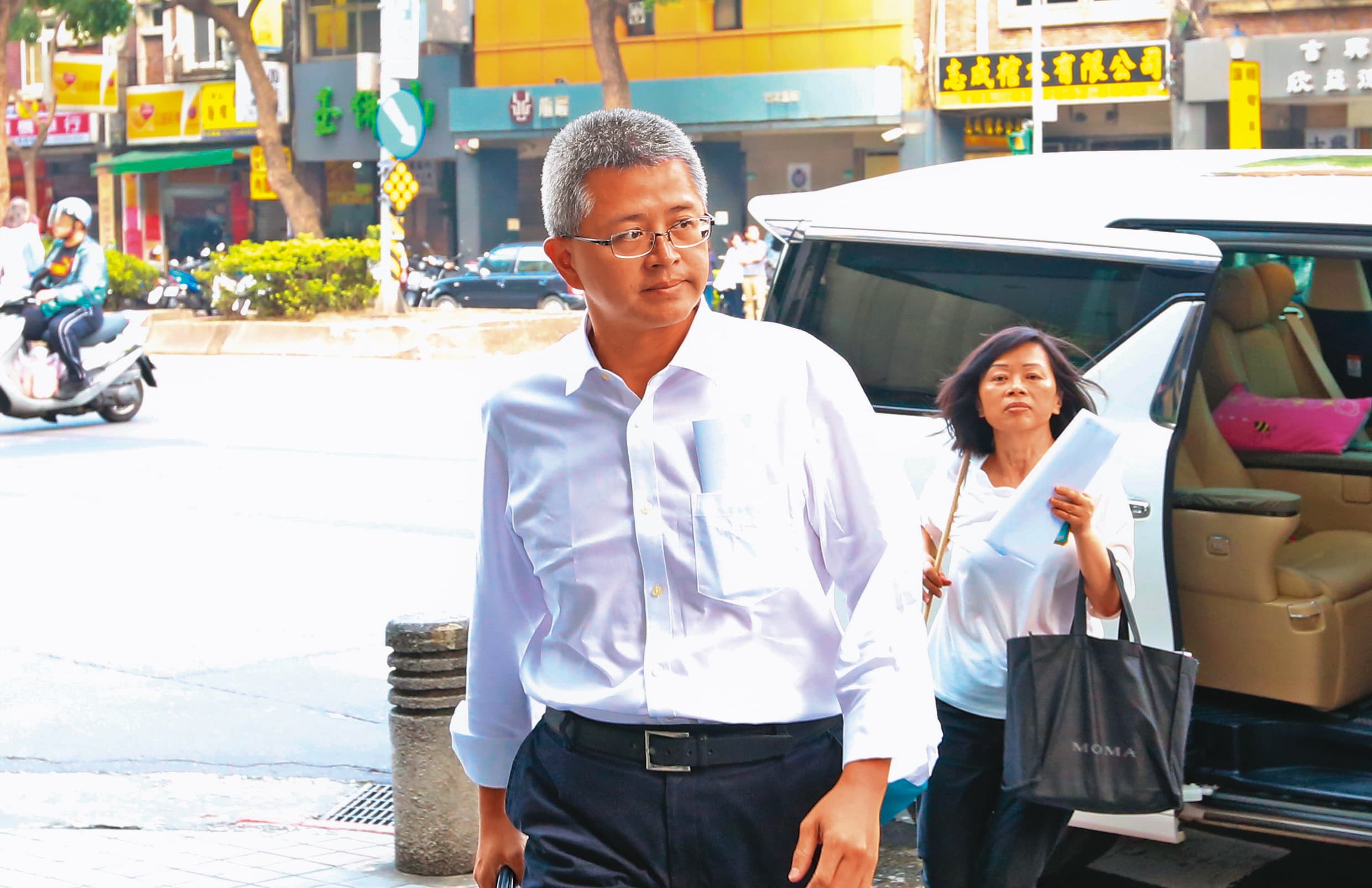 新光金大股東洪士琪(左)是這次新光金改革派的要角。