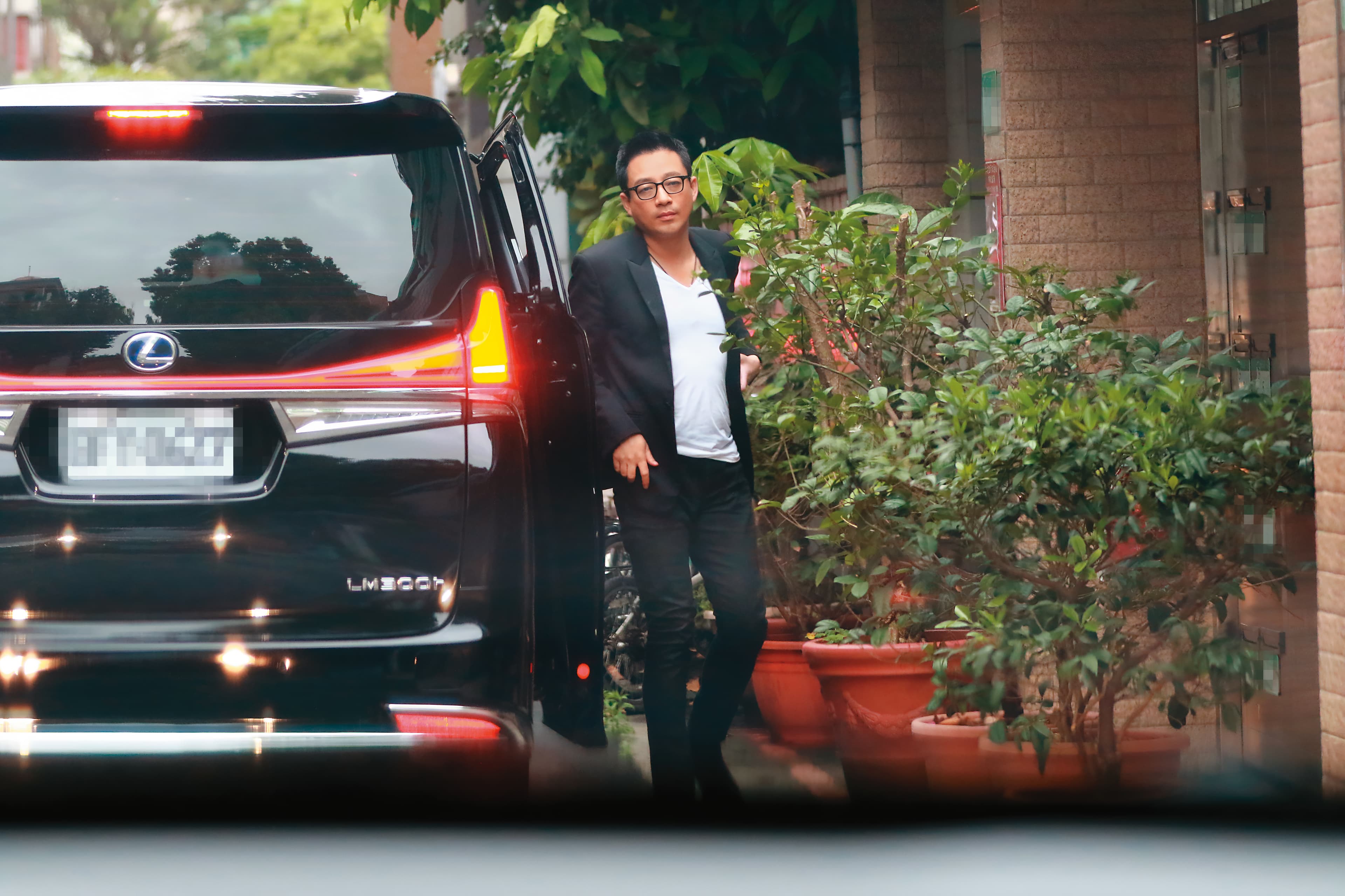 汪小菲上月底來台,本刊直擊他多次過大S家門而不入。