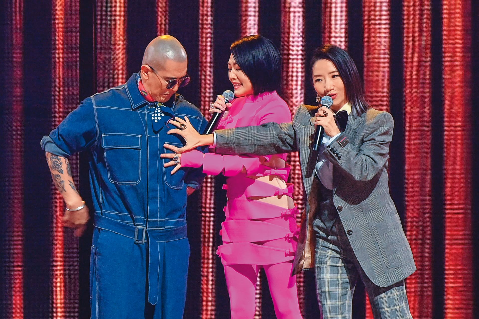 去年金鐘獎,小S(中)和姐夫具俊曄(左)一起同台頒獎,還上演抓胸肌戲碼。右為陶晶瑩。(台視提供)