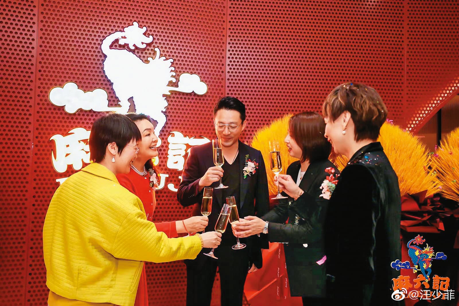 汪小菲(左三)和張蘭(左二)的麻六記餐廳品牌,近來紛爭不斷,先是直播團隊出走,最近又爆出酸辣粉成分有問題。(翻攝自汪小菲微博)