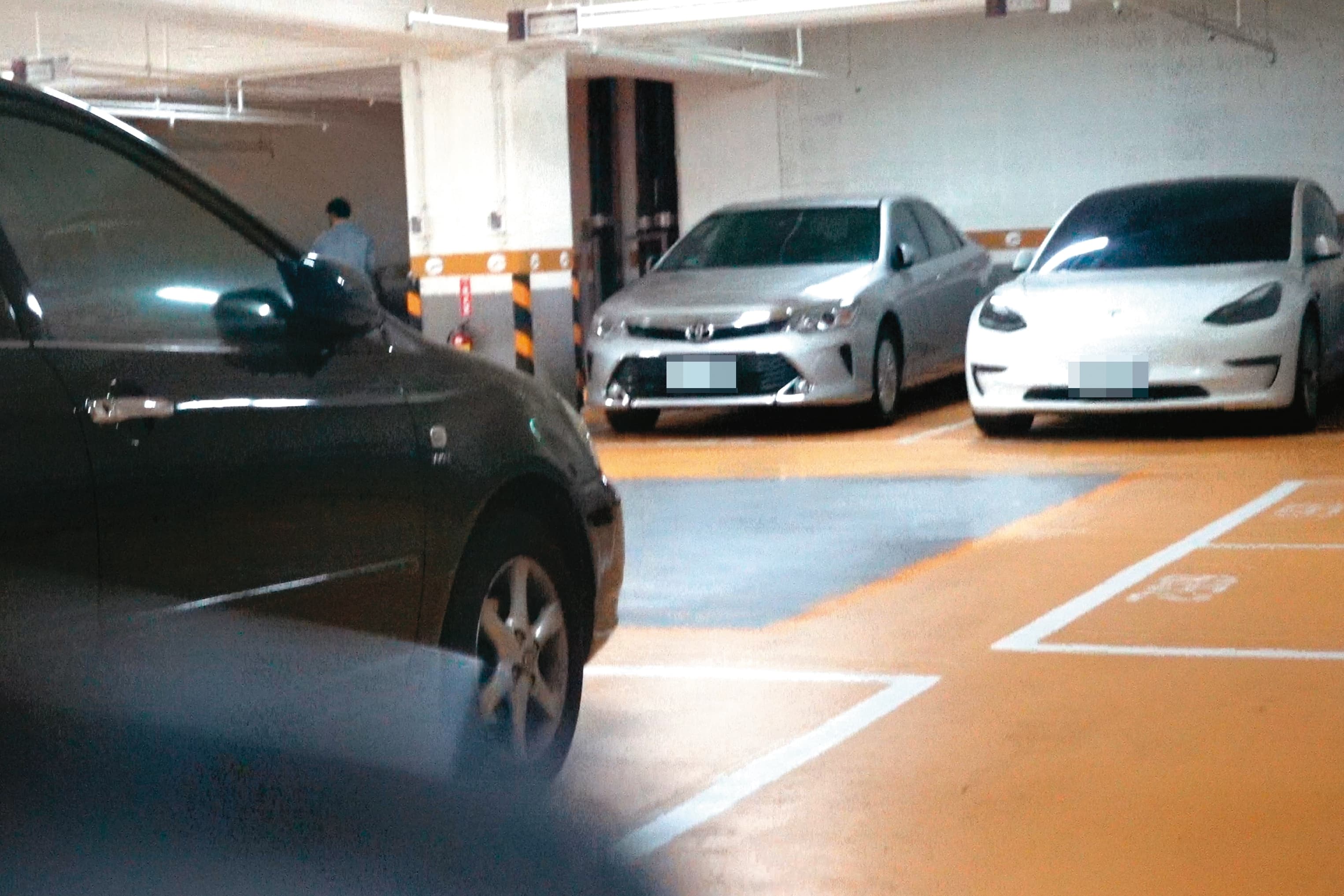 4月1日 00:44 謝京穎停好車、進入大樓後,換張書偉也依樣畫葫蘆。
