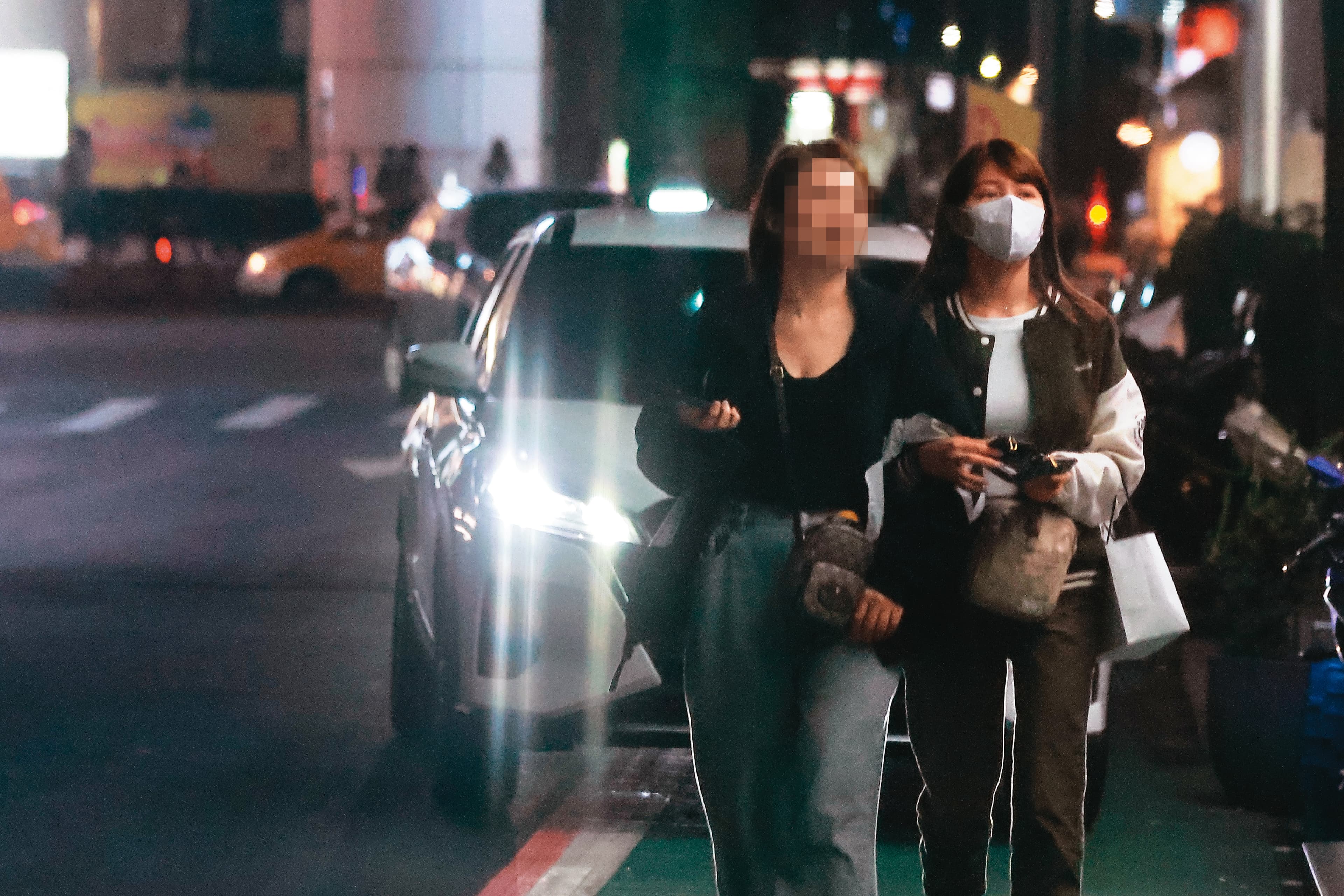 3月29日 20:56 謝京穎(右)與友人聚會後,又準備開車回張書偉家。