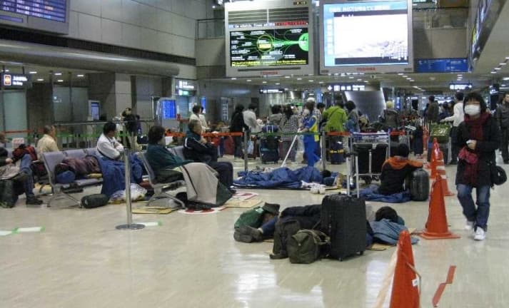 過去成田機場遇上地震、颱風等天災影響班機起降時,也曾發放同款睡袋給旅客打地鋪過夜。(翻攝自成田機場官網)
