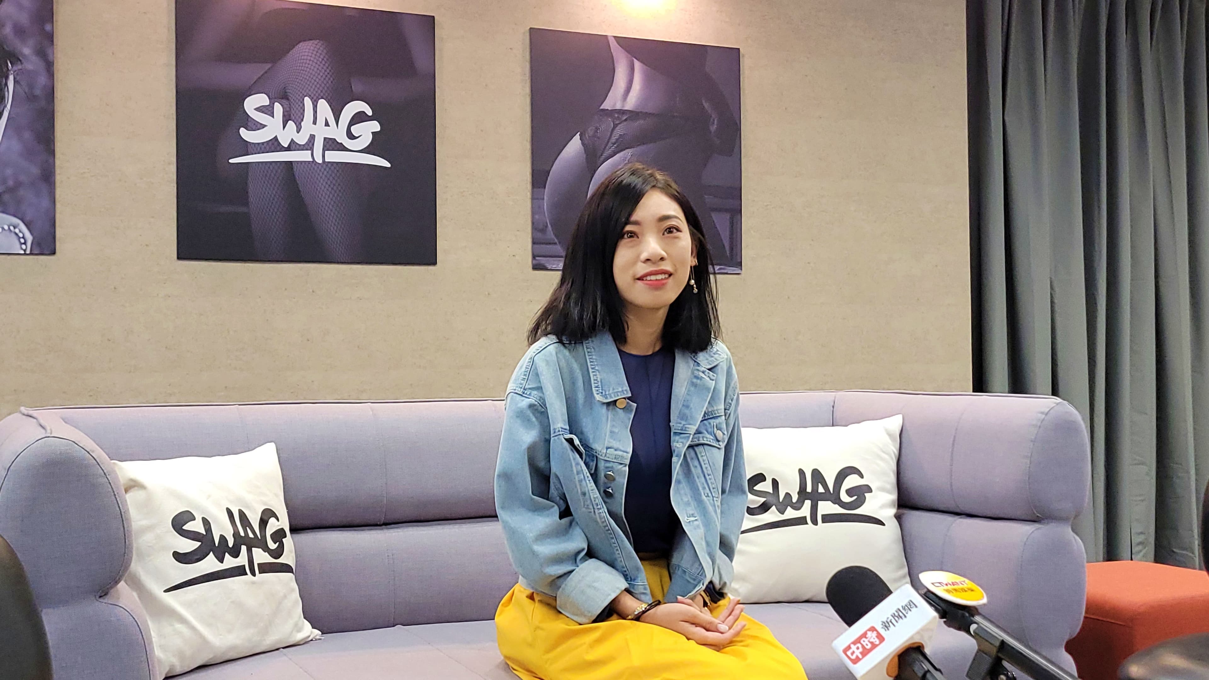 內內首次公開面對媒體表情緊張,坦承對成人直播平台提出的優渥薪資很心動。