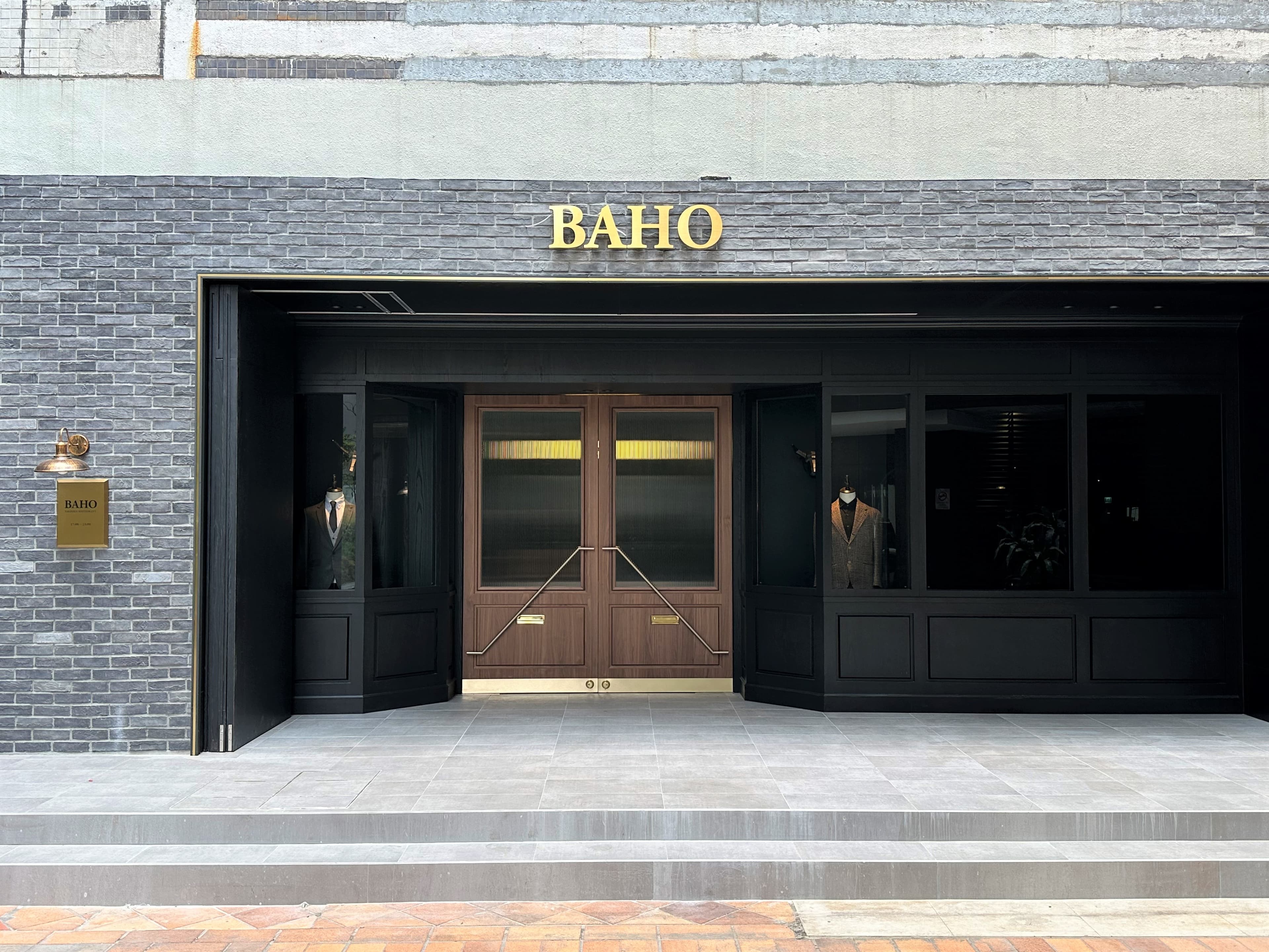 「八和和牛燒肉專門店敦北店」以地下酒吧為靈感,把門口偽裝成西服店的樣子。