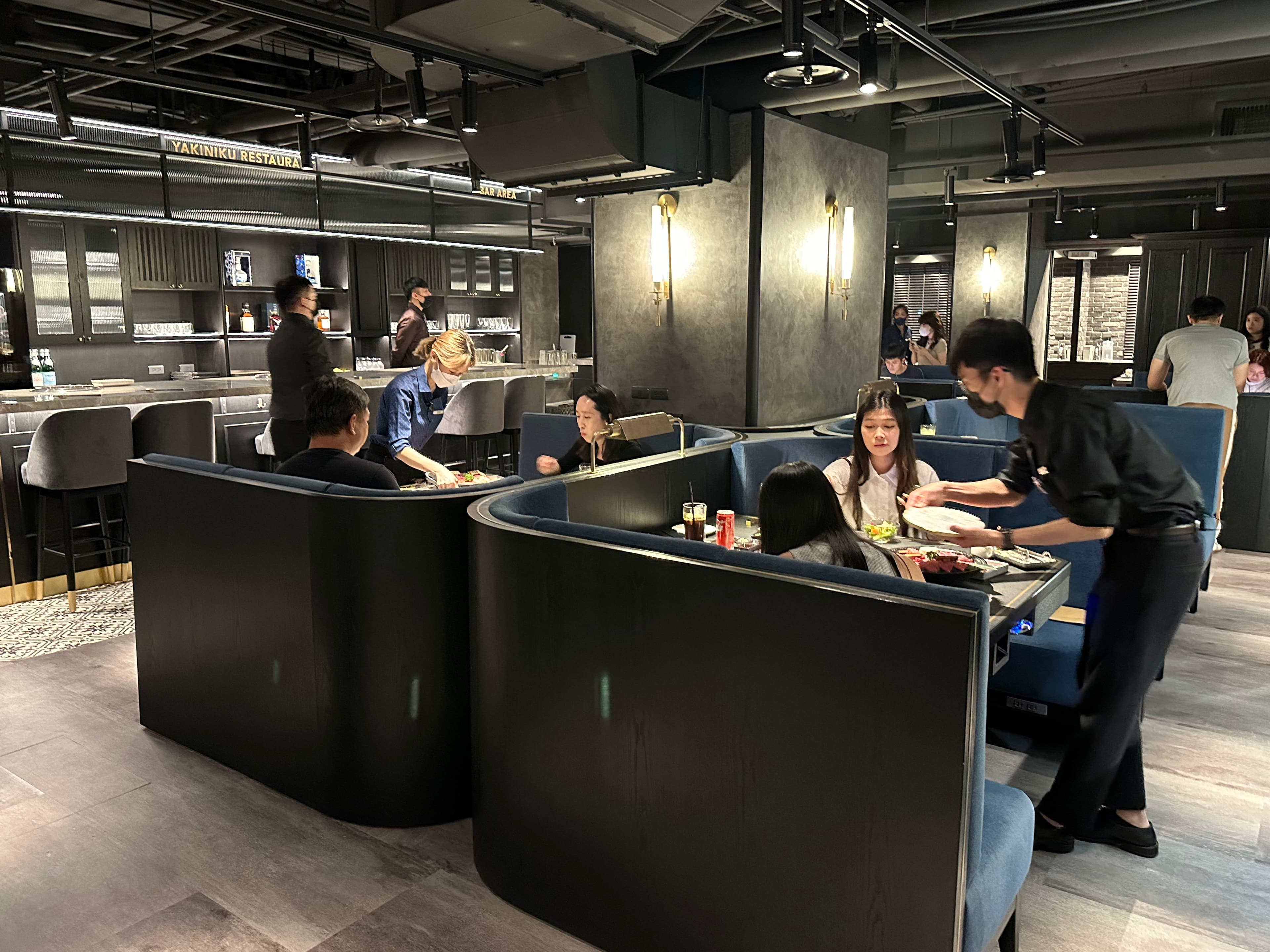 店內空間占地超過100坪,座位間距更大且舒適。