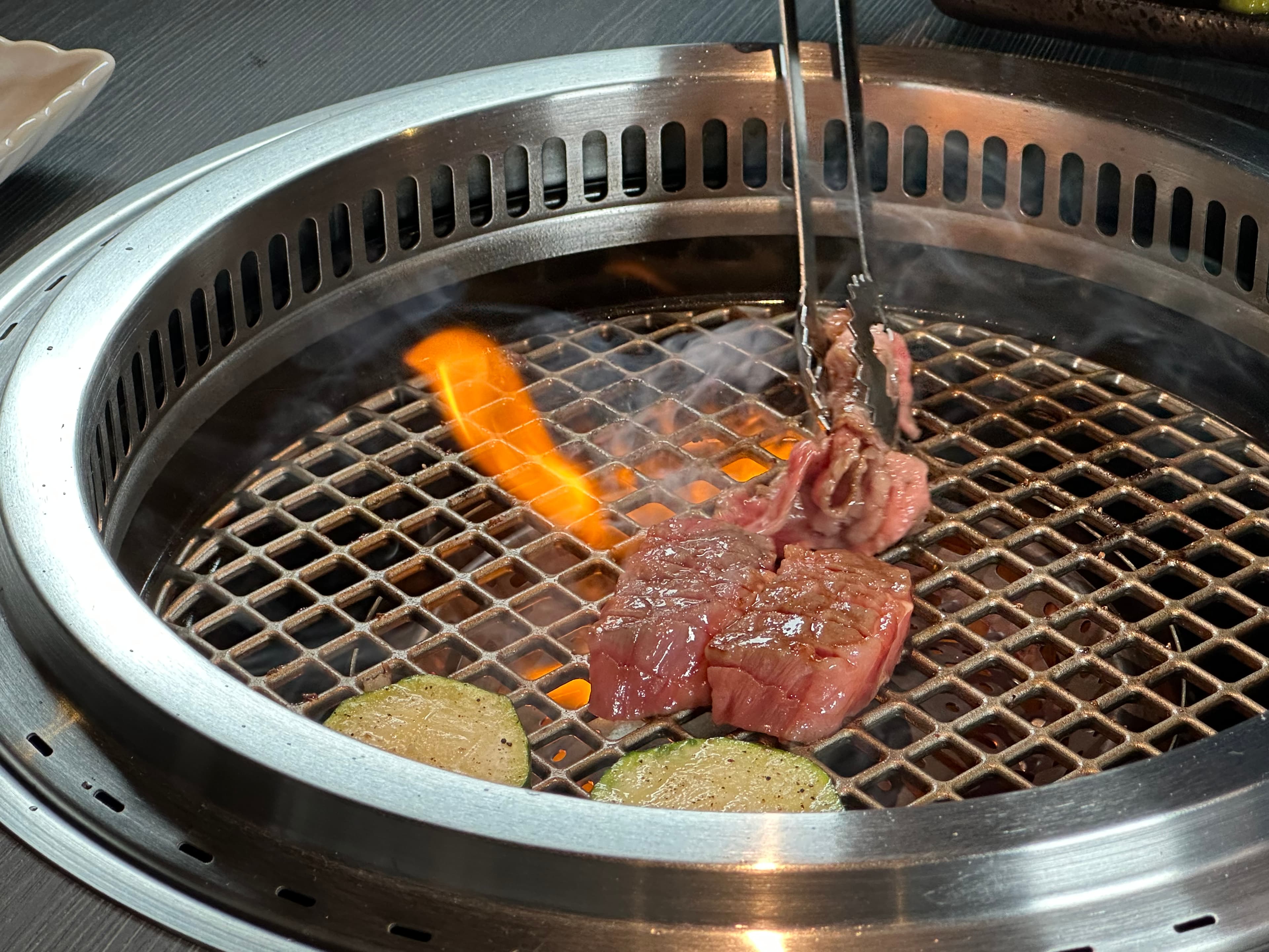 桌邊服務不僅能讓客人吃到和牛最佳熟度,也會穿插燒烤肥、瘦部位,讓味覺不容易膩。