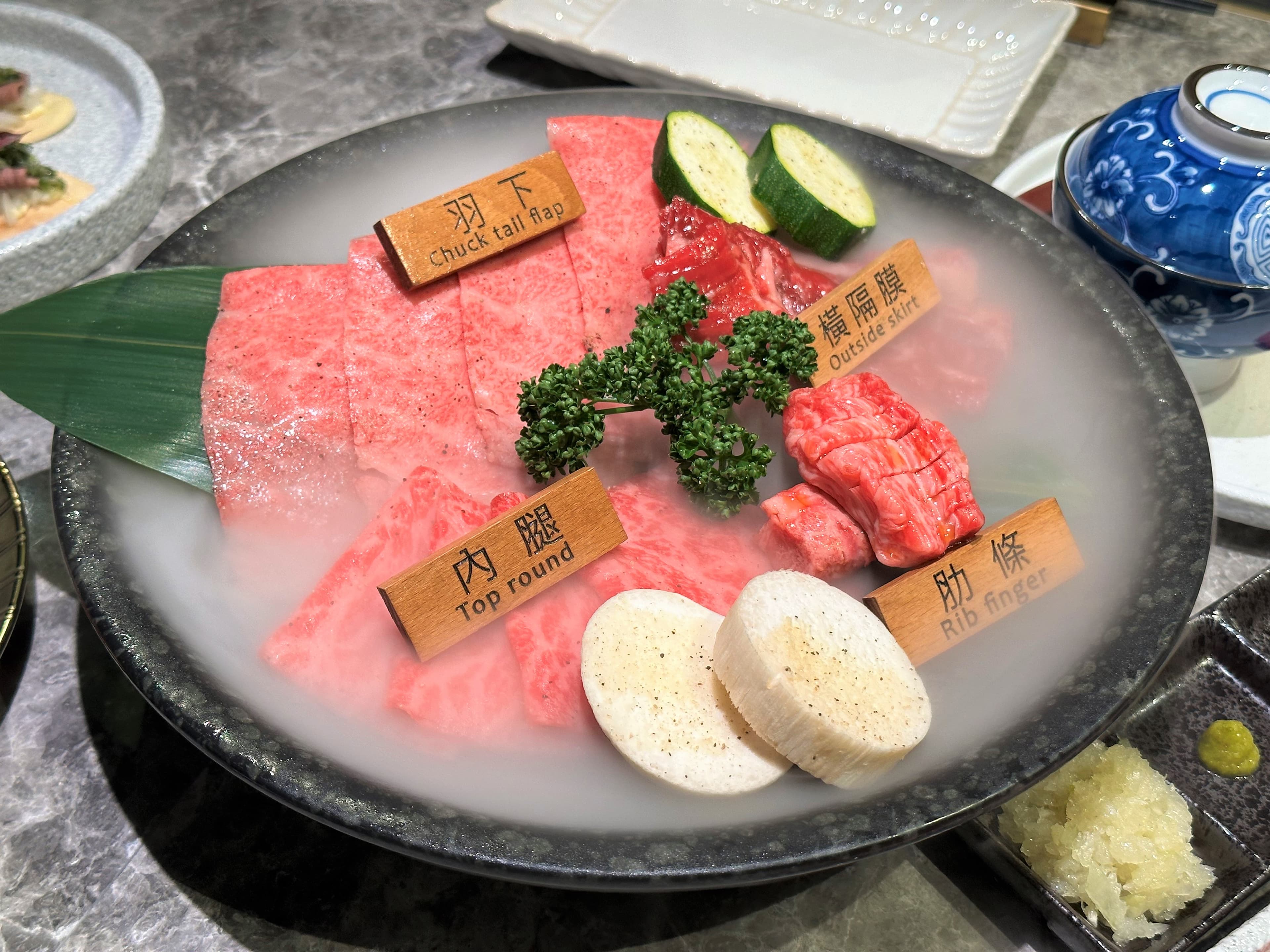 「本日和牛拼盤」會視當天的肉品及油花程度作搭配,可以吃到4種和牛部位。(八和經典雙人套餐菜色)