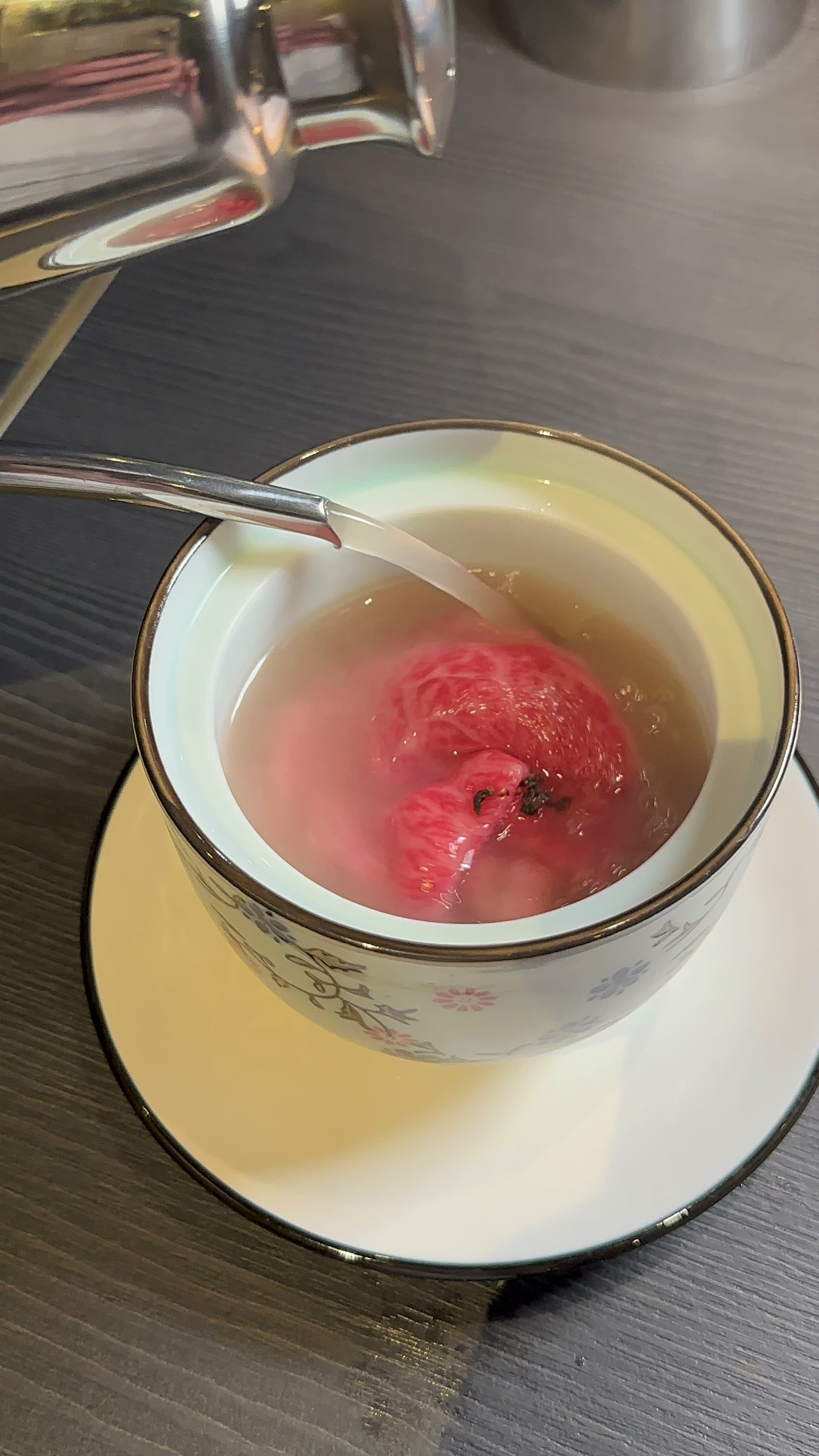 「涮和牛牛肉湯」肉質柔嫩,湯頭清甜,是很爽口的收尾。(八和經典雙人套餐菜色)