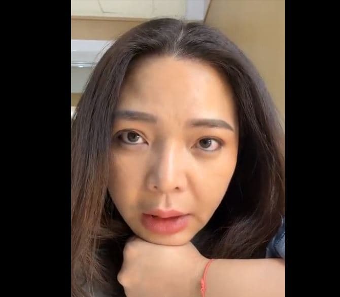 小甜甜頻頻開直播澄清,卻始終不願露出狗狗受傷位置。(翻攝自小甜甜臉書)