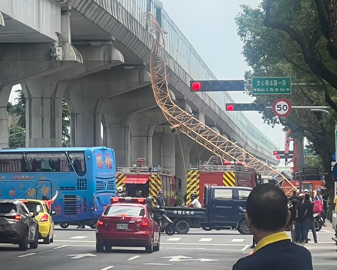 工地吊臂直接插穿捷運車廂。(翻自TCPB 局長室)