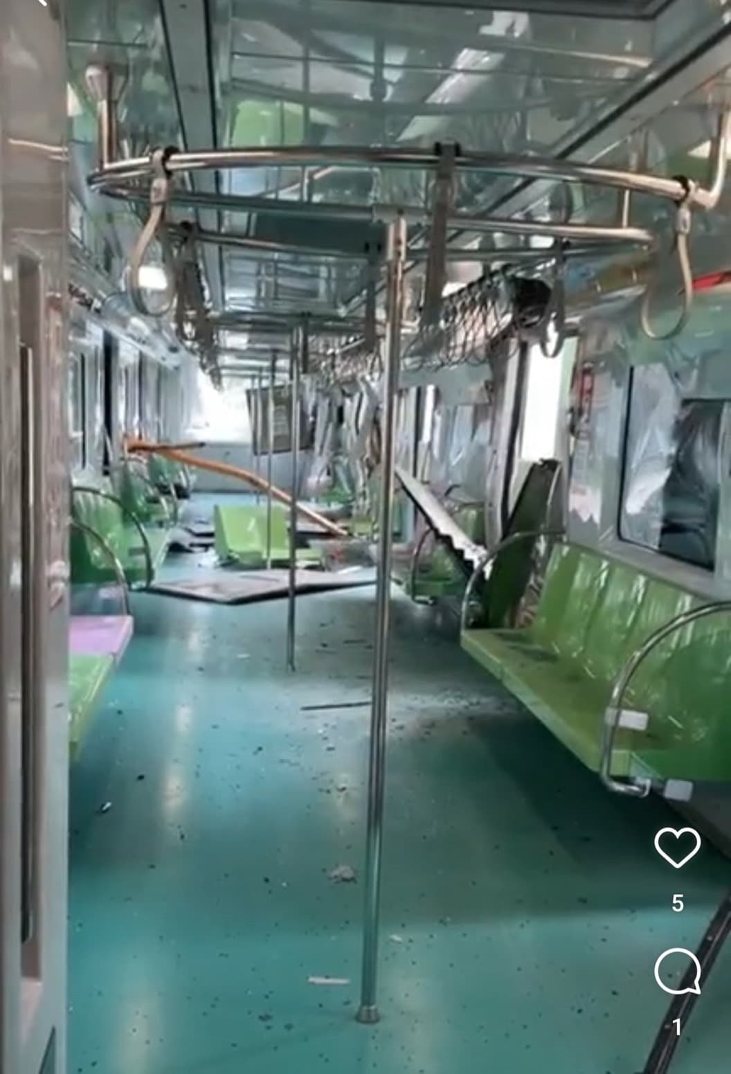 台中捷運車廂內遭吊臂貫穿,玻璃碎滿地、車廂座椅掉落,畫面相當驚悚。(翻攝自記者爆料網)