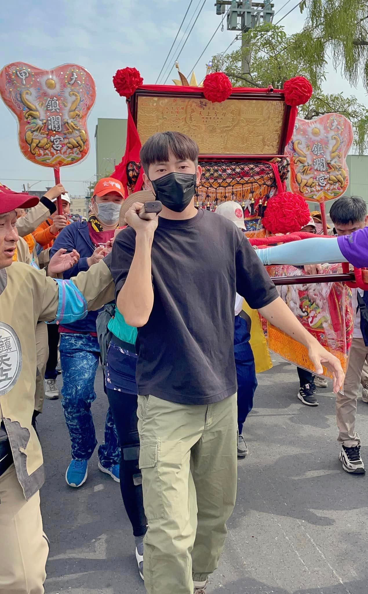 宥勝日前見證大甲媽祖遶境的時刻。（翻攝自臉書）