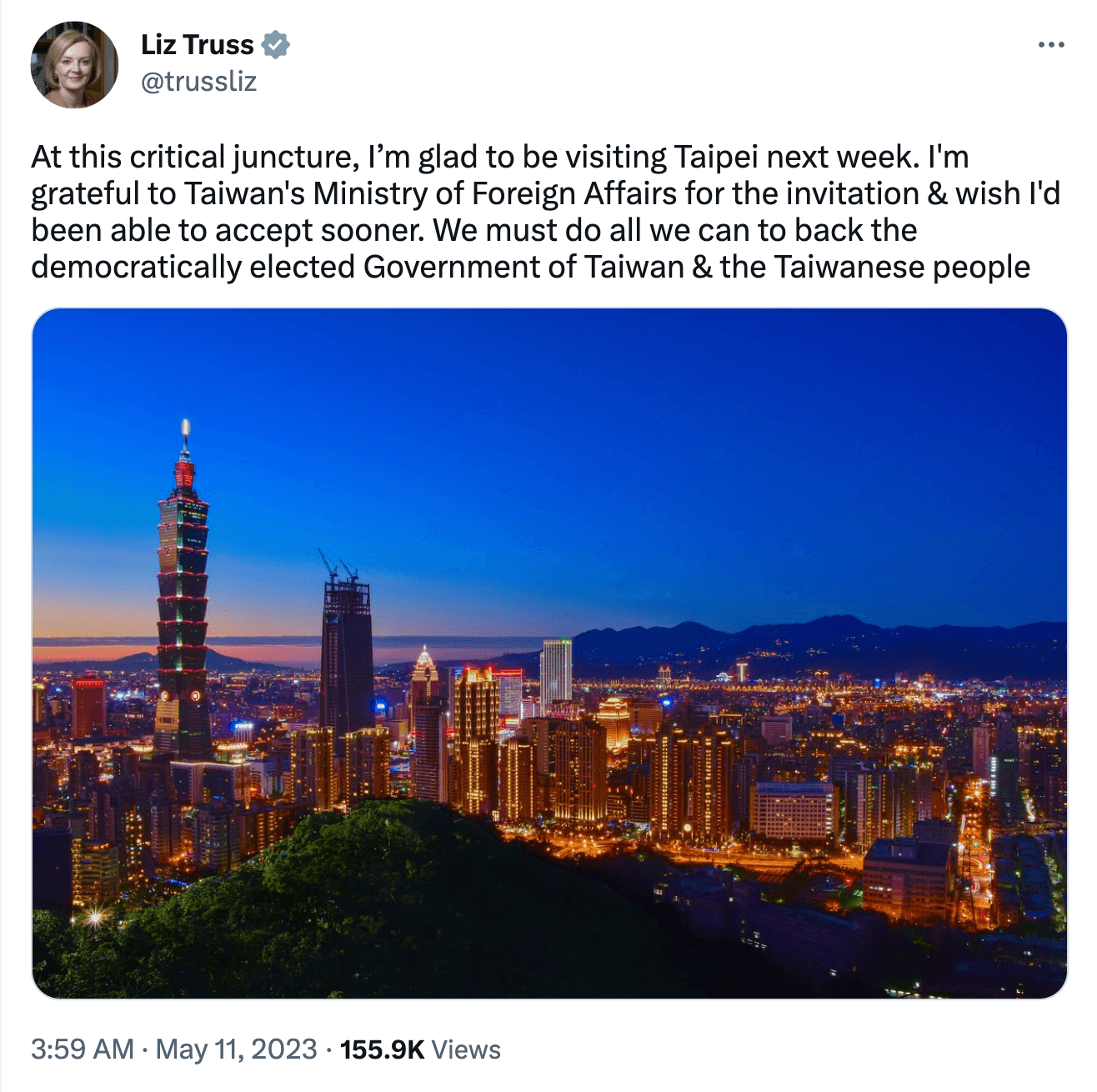 特拉斯貼出台北101夜景照,力挺台灣。(翻攝 Liz Truss推特)