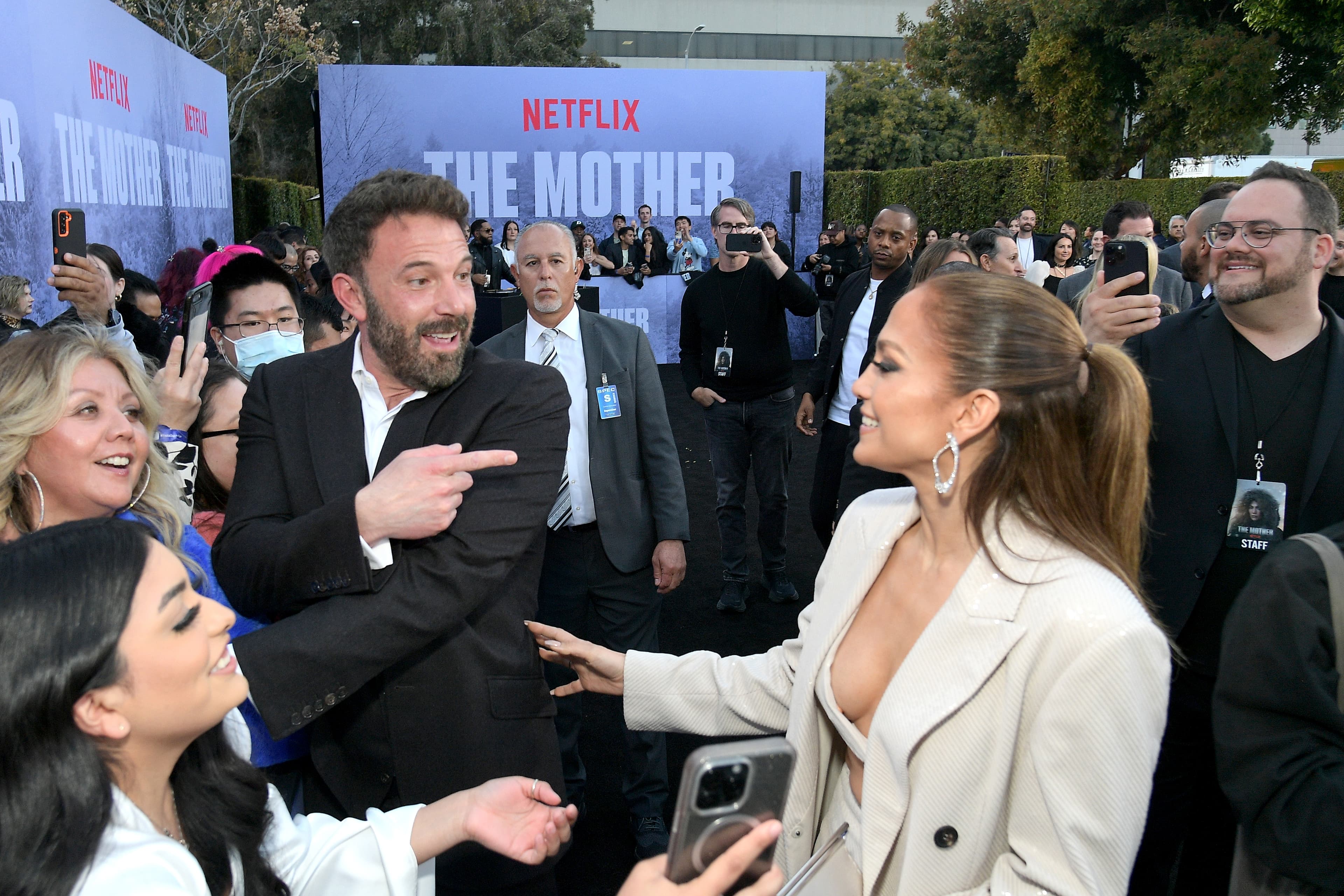 班艾佛列克(左)的表情好像是「妳來啦?這是妳的主場」。(Netflix提供)