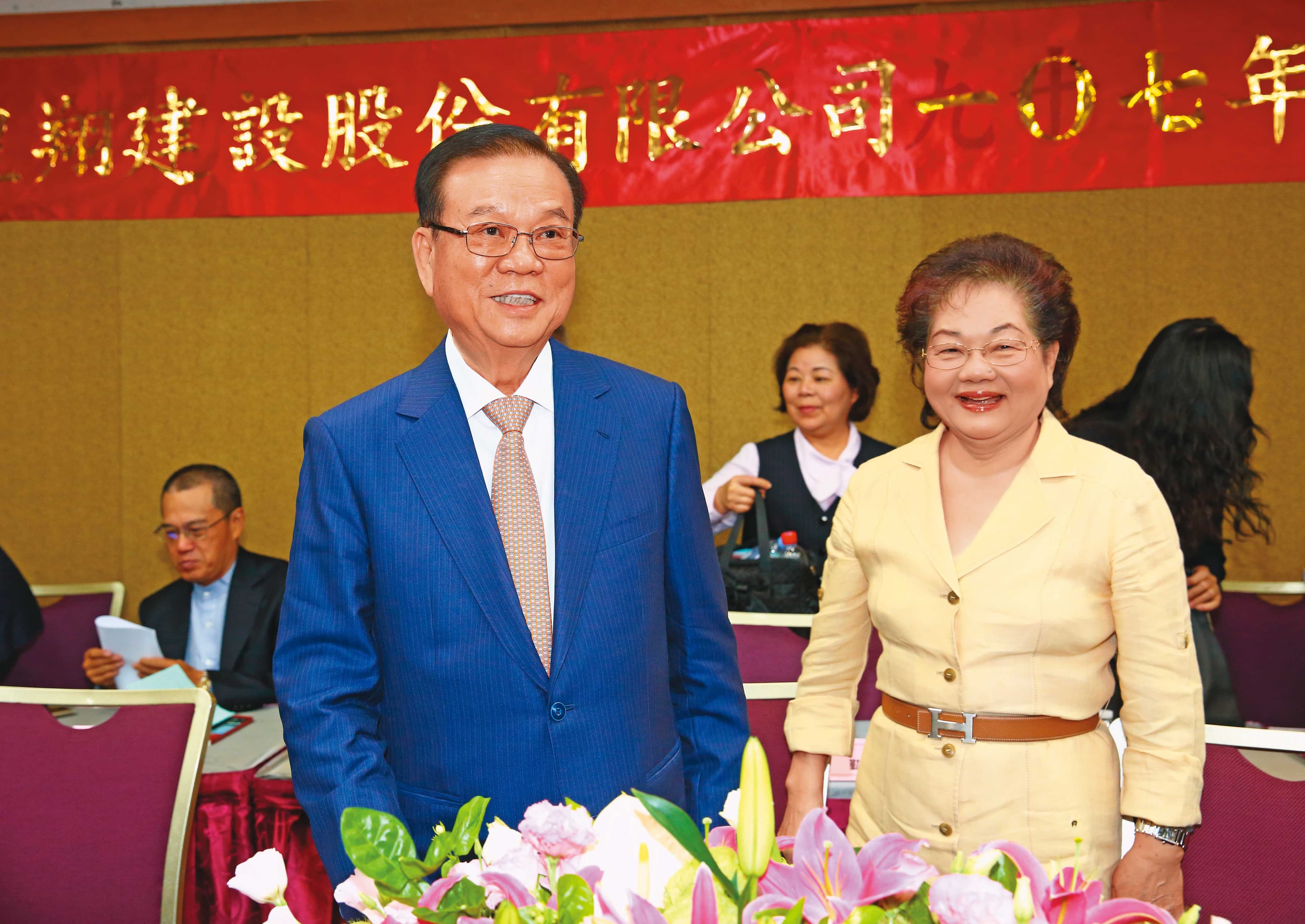 廖林淑花（右）是皇翔建設董事，她和先生廖年吉（左）平日以看地為樂。