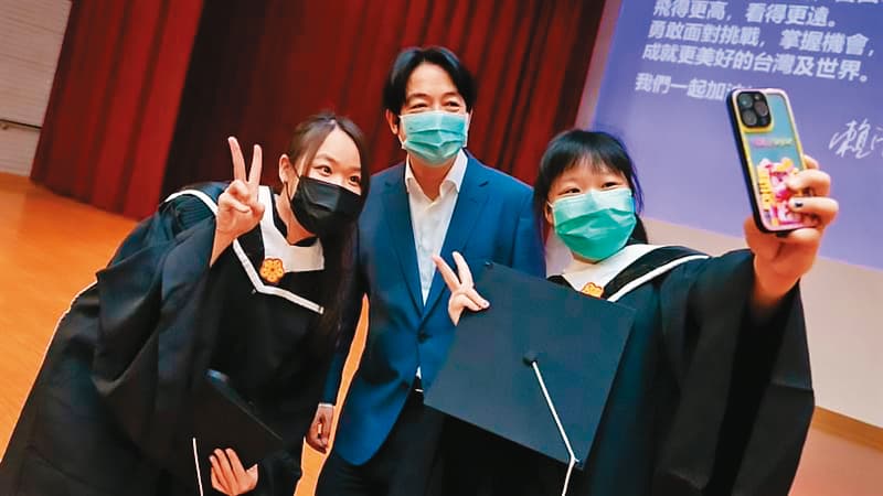 賴清德(中)剛就任副總統時,曾展開過一段校園巡迴演講。(總統府提供)