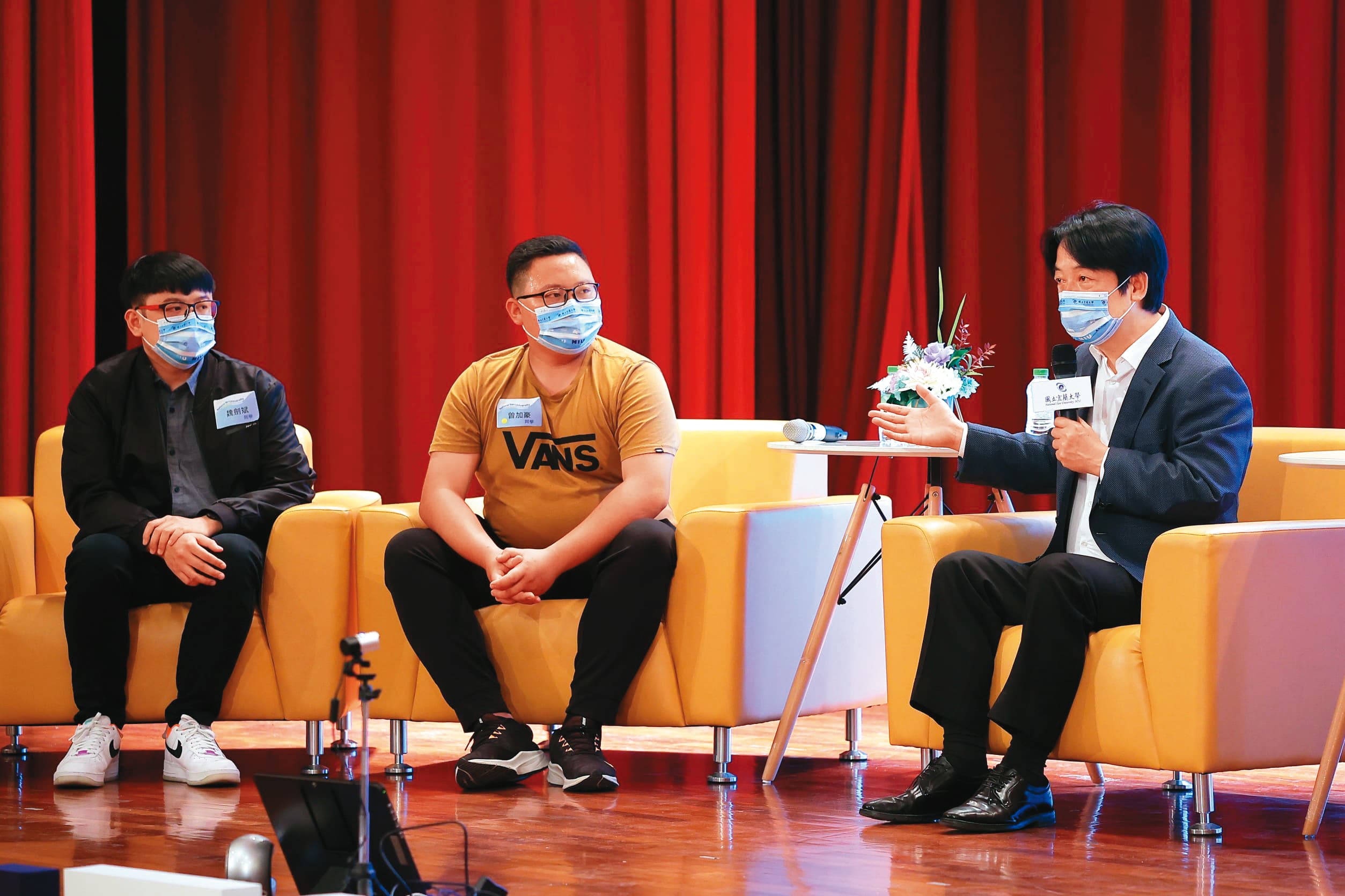 黨內指出,從多份民調可發現,40歲以下族群是賴清德(右)目前最弱的區塊。(總統府提供)