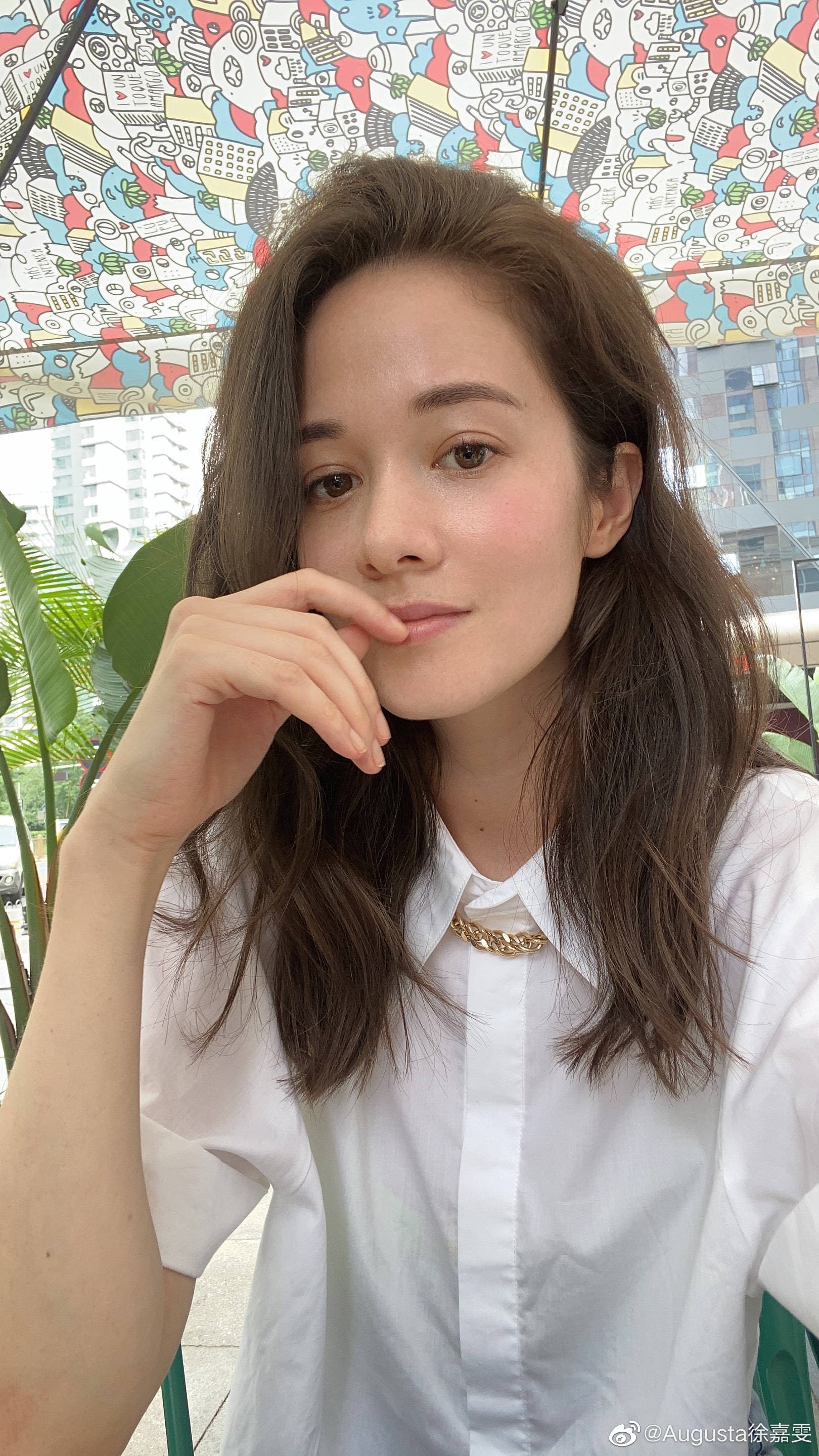 雖然陸片《戰狼2》原定女主角徐嘉雯否認自己有臨時加片酬之舉,不過該片導演吳京確實找來合作過的盧靖姍頂替她的演出。(翻攝自徐嘉雯微博)
