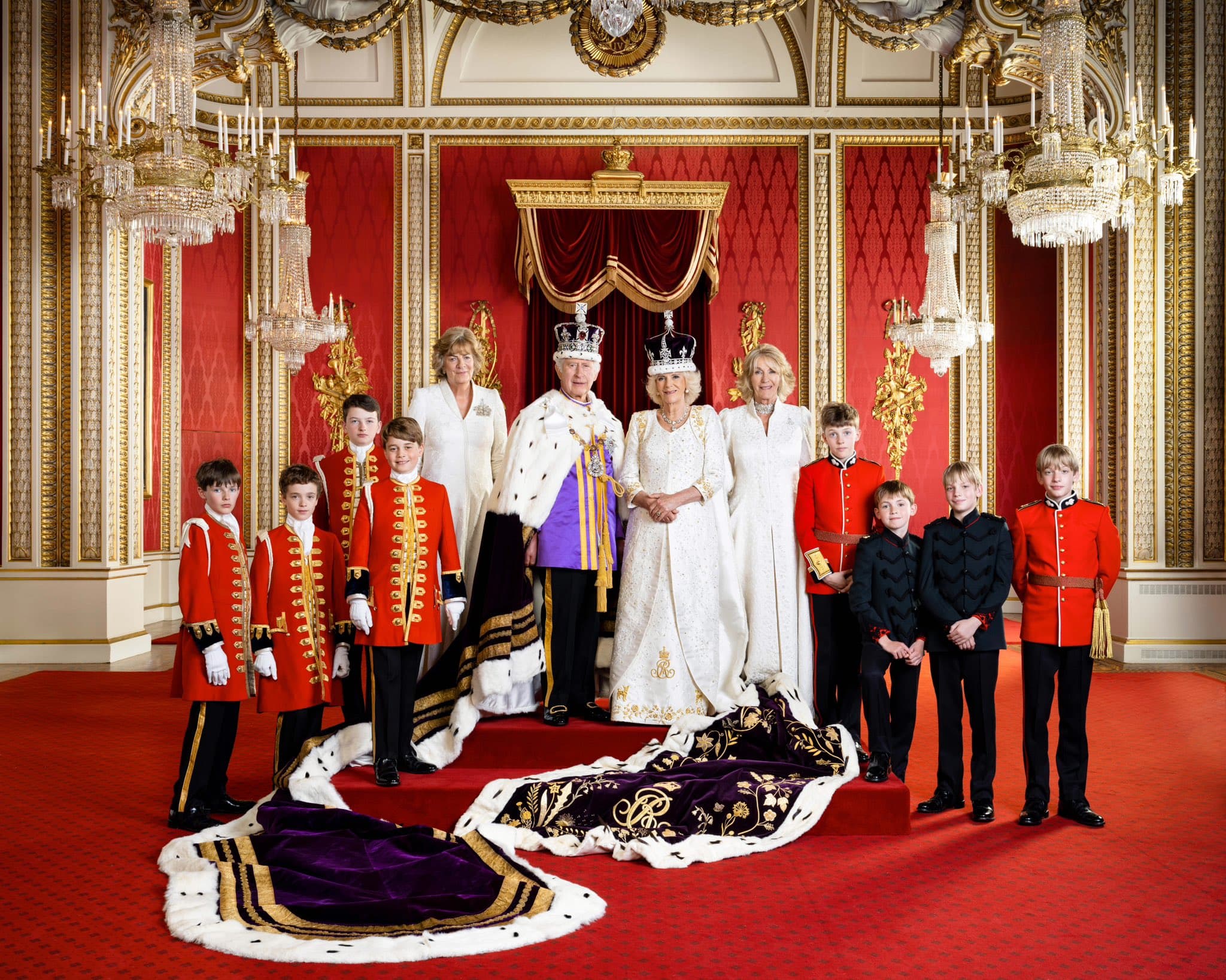 查爾斯三世、王后卡蜜拉與他們的榮譽騎士。(翻攝The Royal Famiy推特)