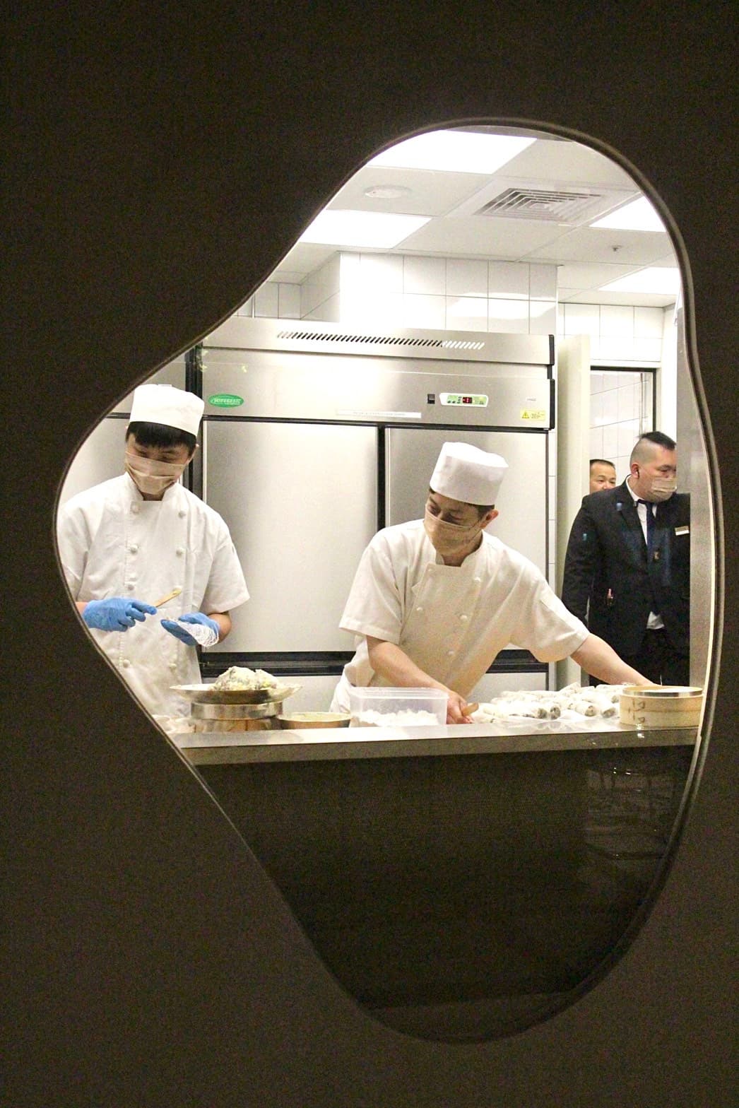 透過「華漾 DIM SUM 忠泰店」的「點心櫥窗」,可以見到點心師傅們展示職人手藝。