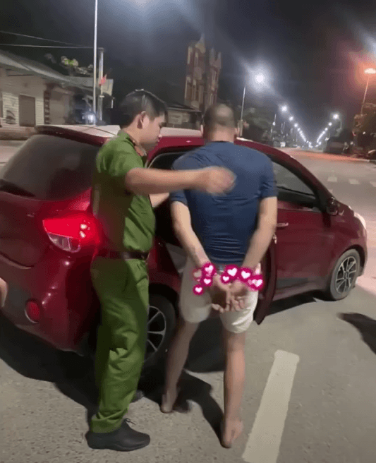 男子最後被逮捕。(翻自Báo Phụ Nữ)