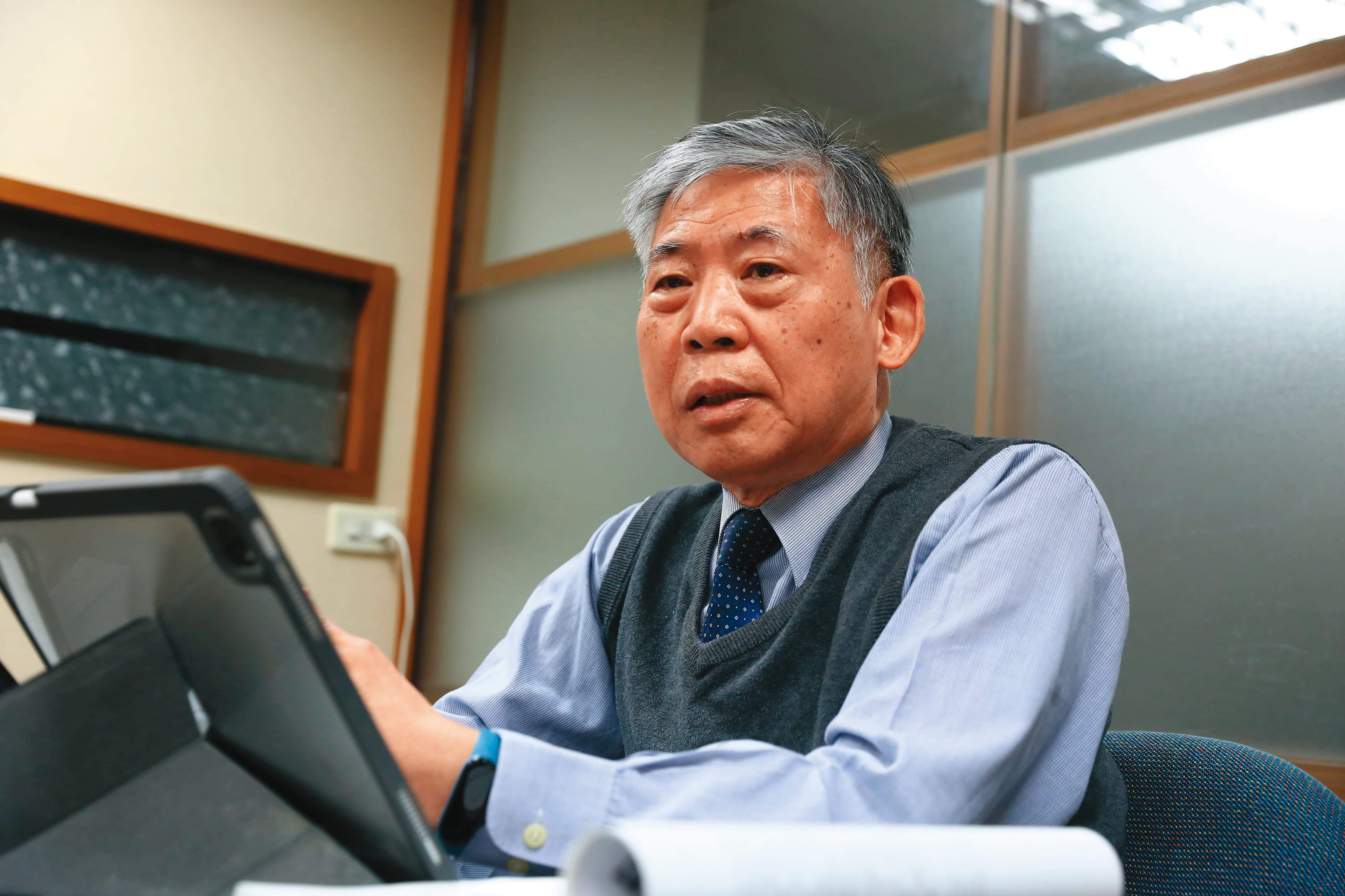 律師趙興偉說,這些變形車貸與商品貸的本質已是「無擔保貸款」,但當他想依《消債條例》協助債務人,多數法官卻依舊認為車貸並非「無擔保貸款」,不適用《消債條例》。