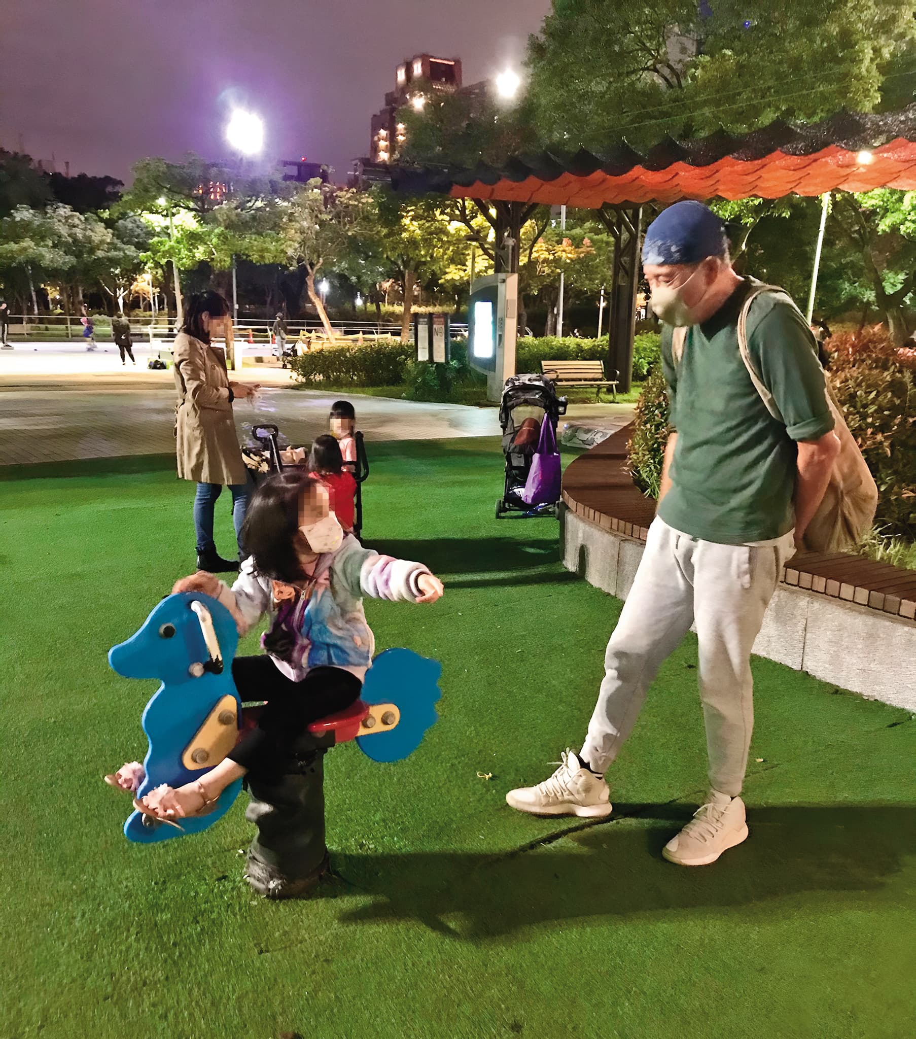 秦漢(右)經常帶孫女到公園玩耍。(孫國豪提供)