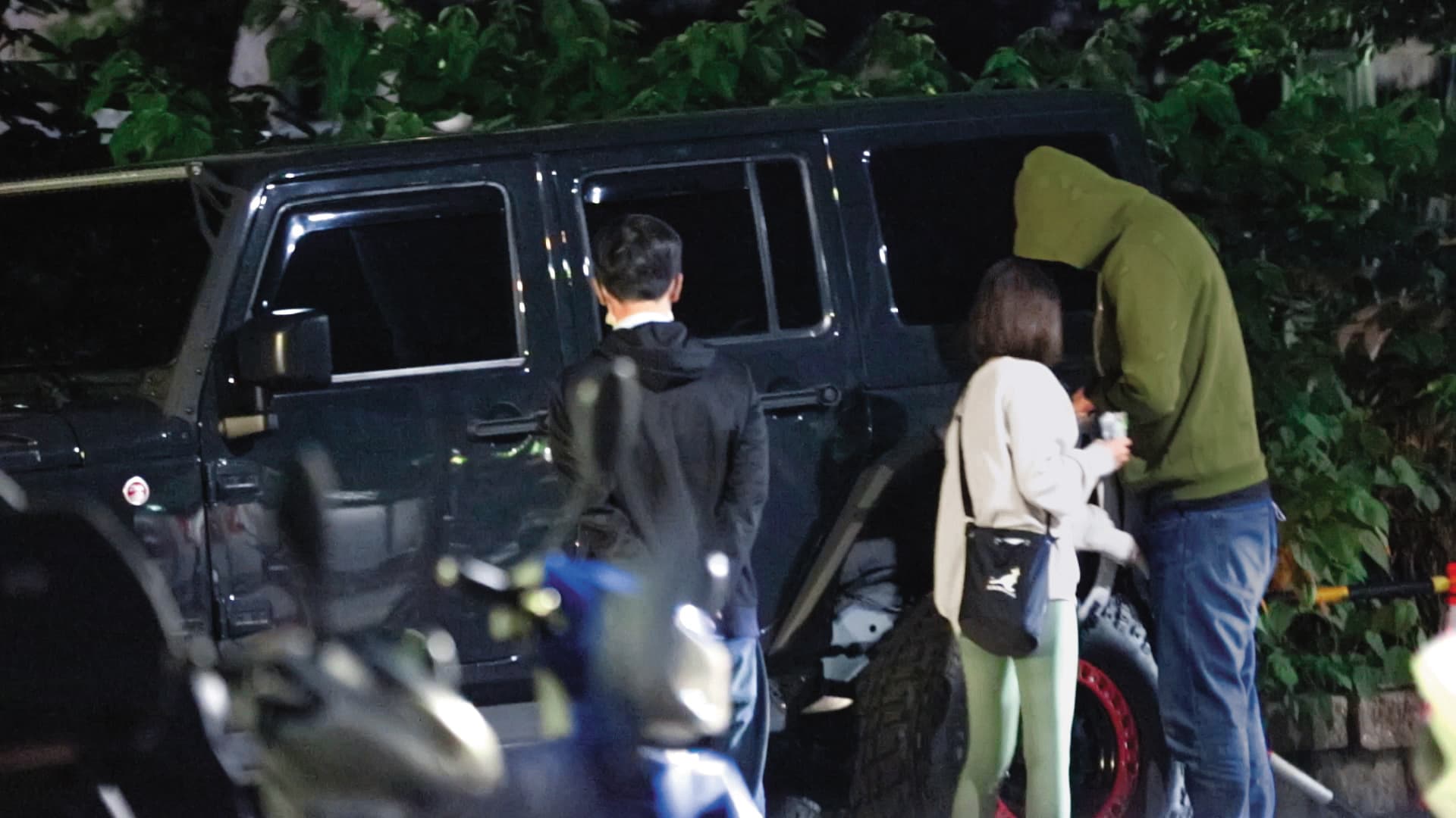 5/9 03：07 好不容易找到代駕司機，黃志瑋卻找不到車鑰匙，小隻女摸遍他身上掏找。