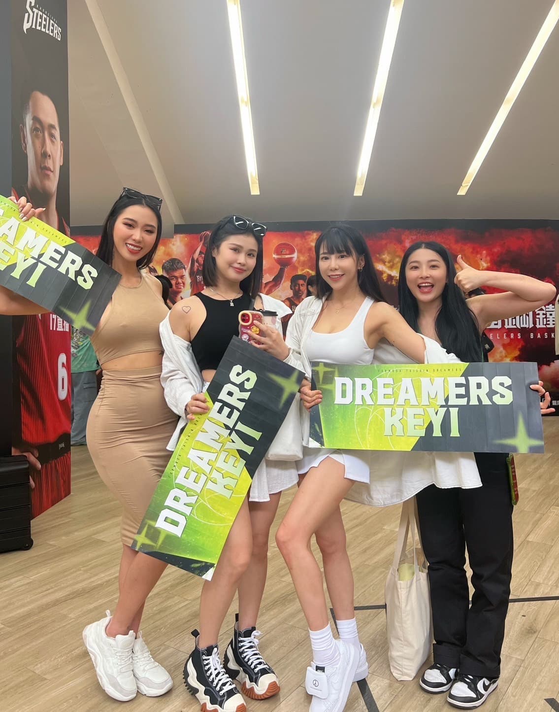 為了這最後一席季後賽,隊長梓梓與女孩們自掏腰包前進高雄觀賽應援。(夢想家娛樂提供)