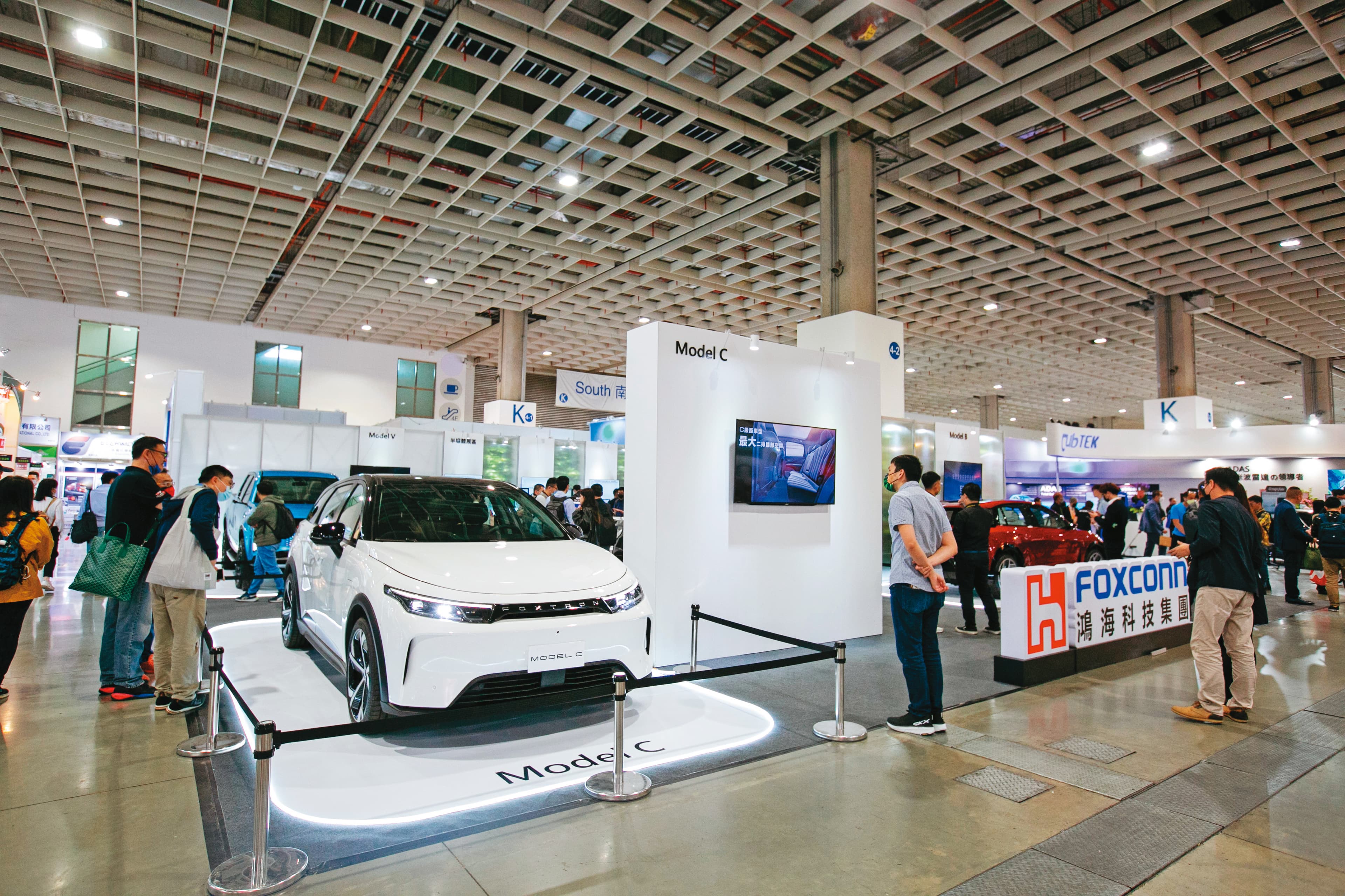 鴻海布局電動車事業,劉揚偉認為發展半導體是最佳助攻手。