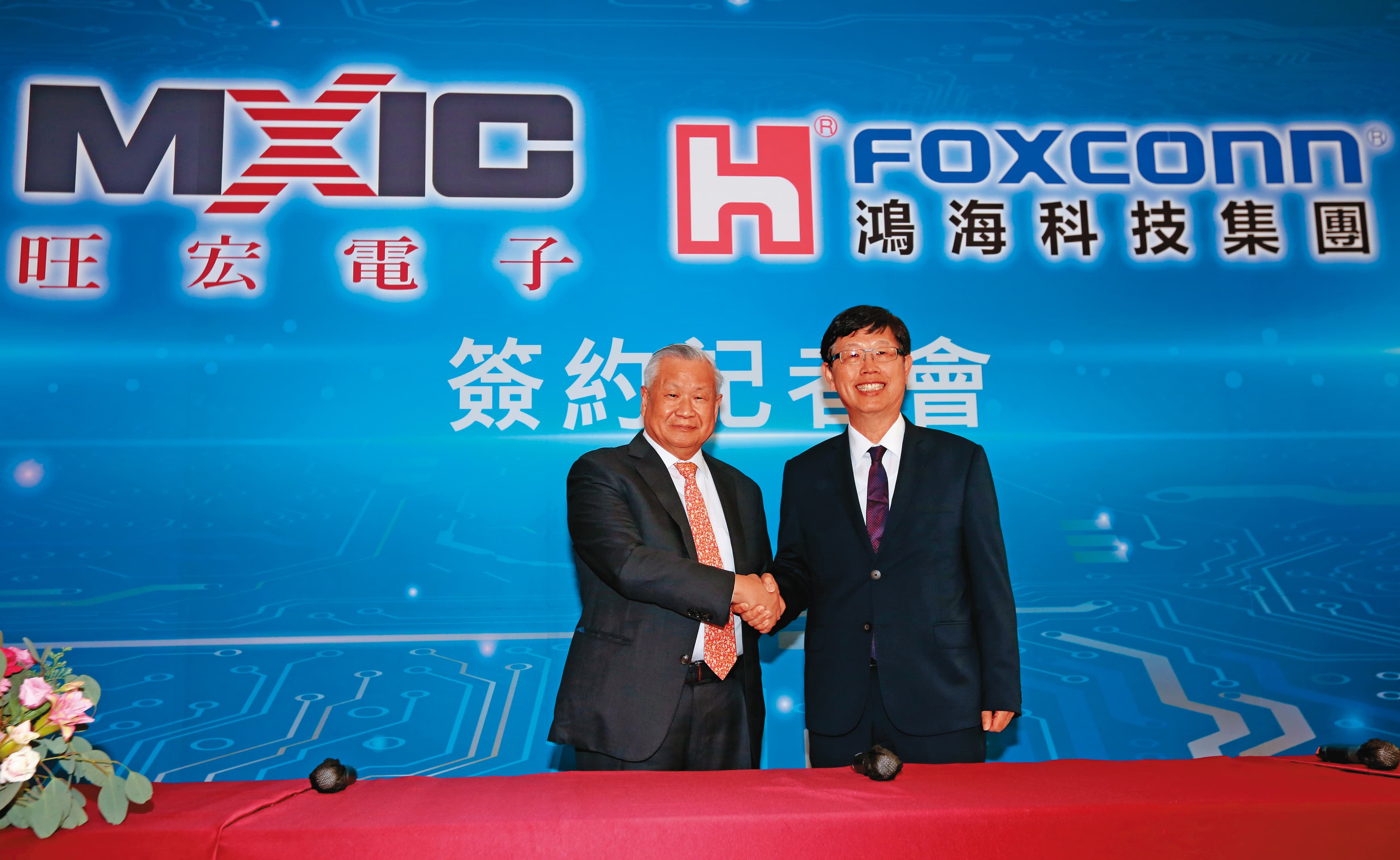 為了進軍第三類半導體製造,劉揚偉(右)從旺宏手中買下竹科6吋廠,成立鴻揚半導體。左為旺宏董事長吳敏求。