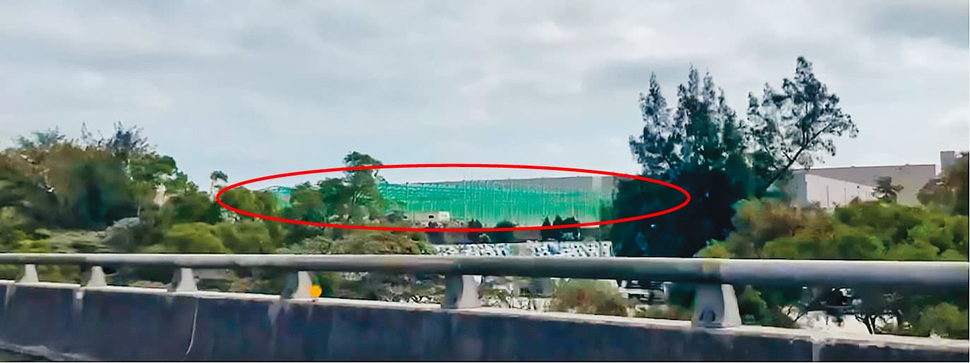 A先生指控,家樂福4月才取得建照可重蓋倉庫,但2月鋼構就(紅圈處)已明顯架設完成,恐有違法之虞。(讀者提供)