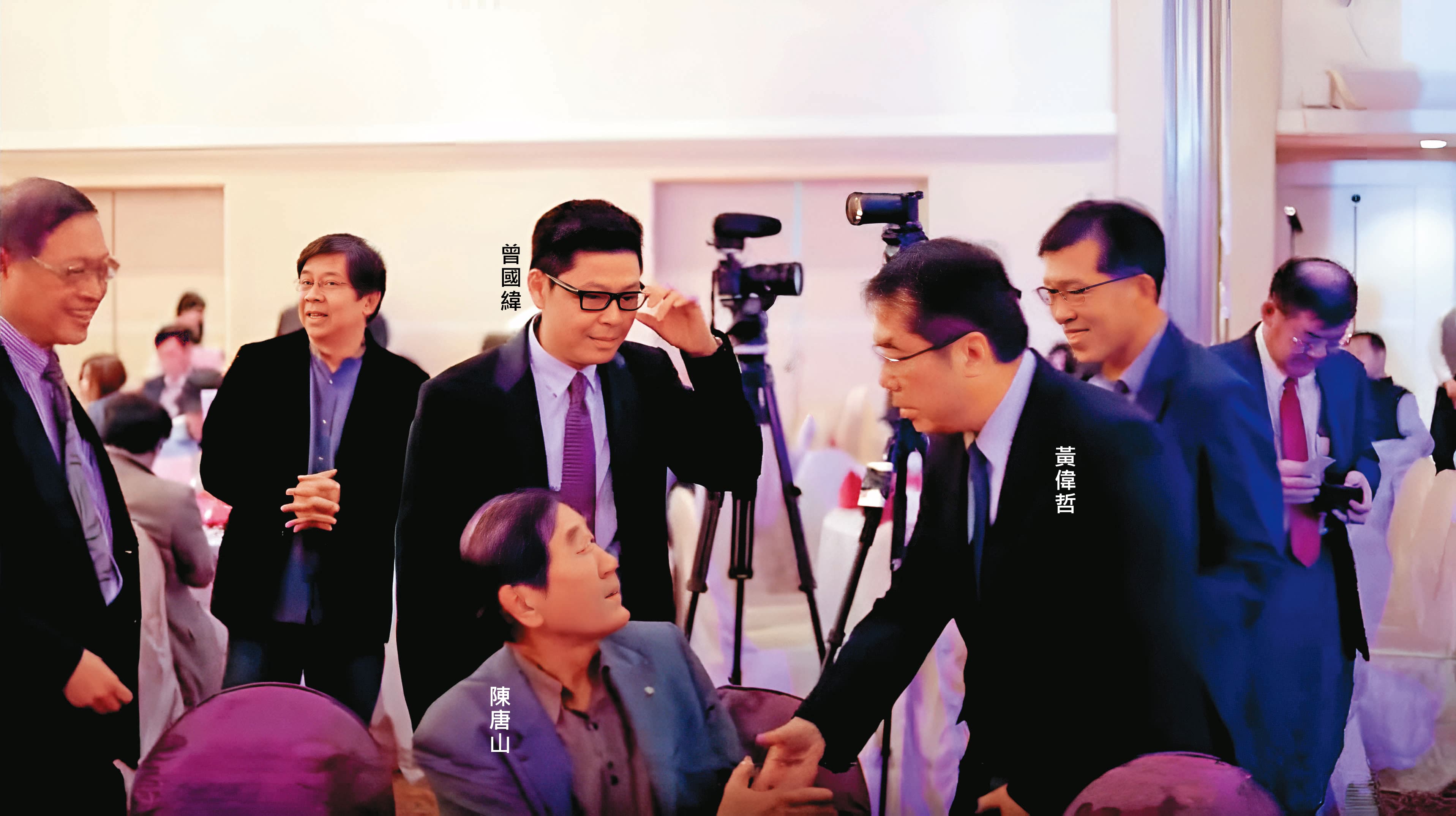 曾國緯西裝筆挺現身川晟2019年春酒宴,台南市長黃偉哲及前立委陳唐山也受邀與會。(翻攝川晟機構春酒晚宴YouTube)