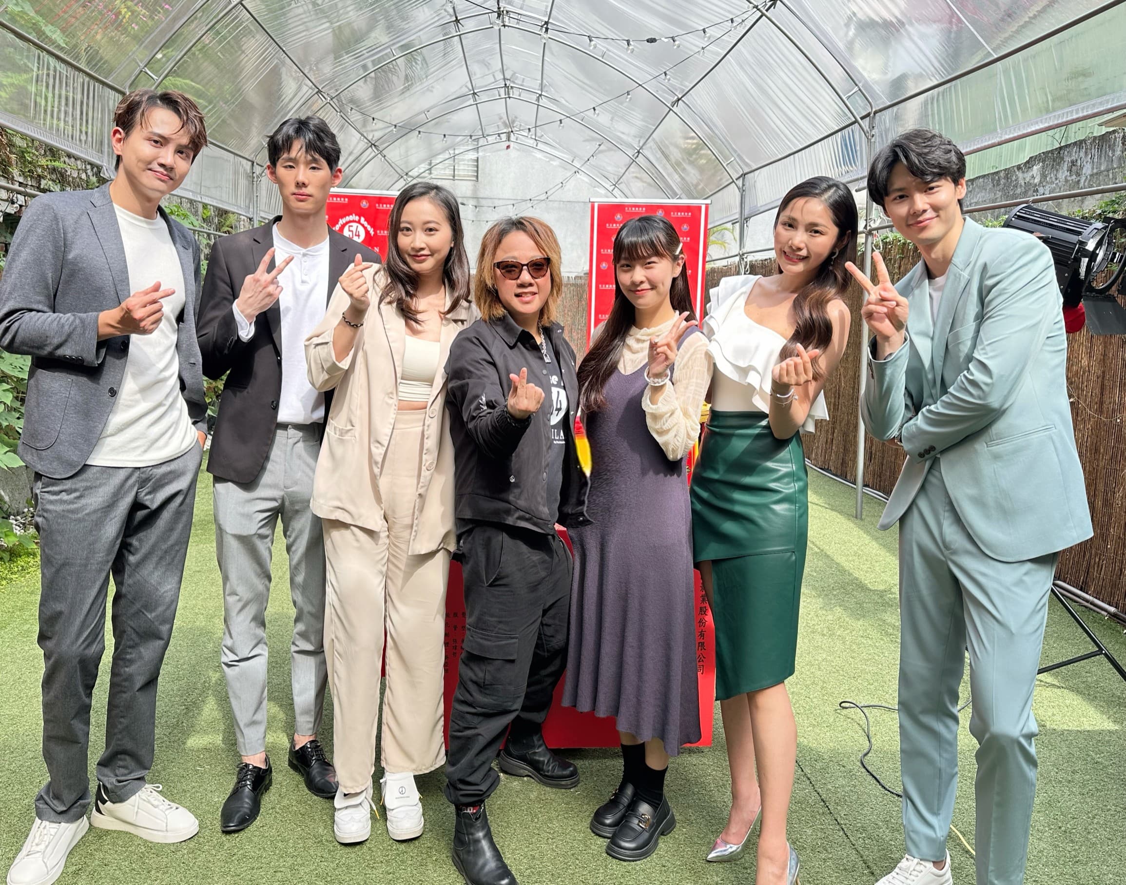 華語靈異喜劇《幸運靈書FB54》演員,左起程樂、楊宸、葉雨柔、王毓雅導演、洪珮珈、楊淨宇、羅子惟。(天王國際影業股份有司提供)