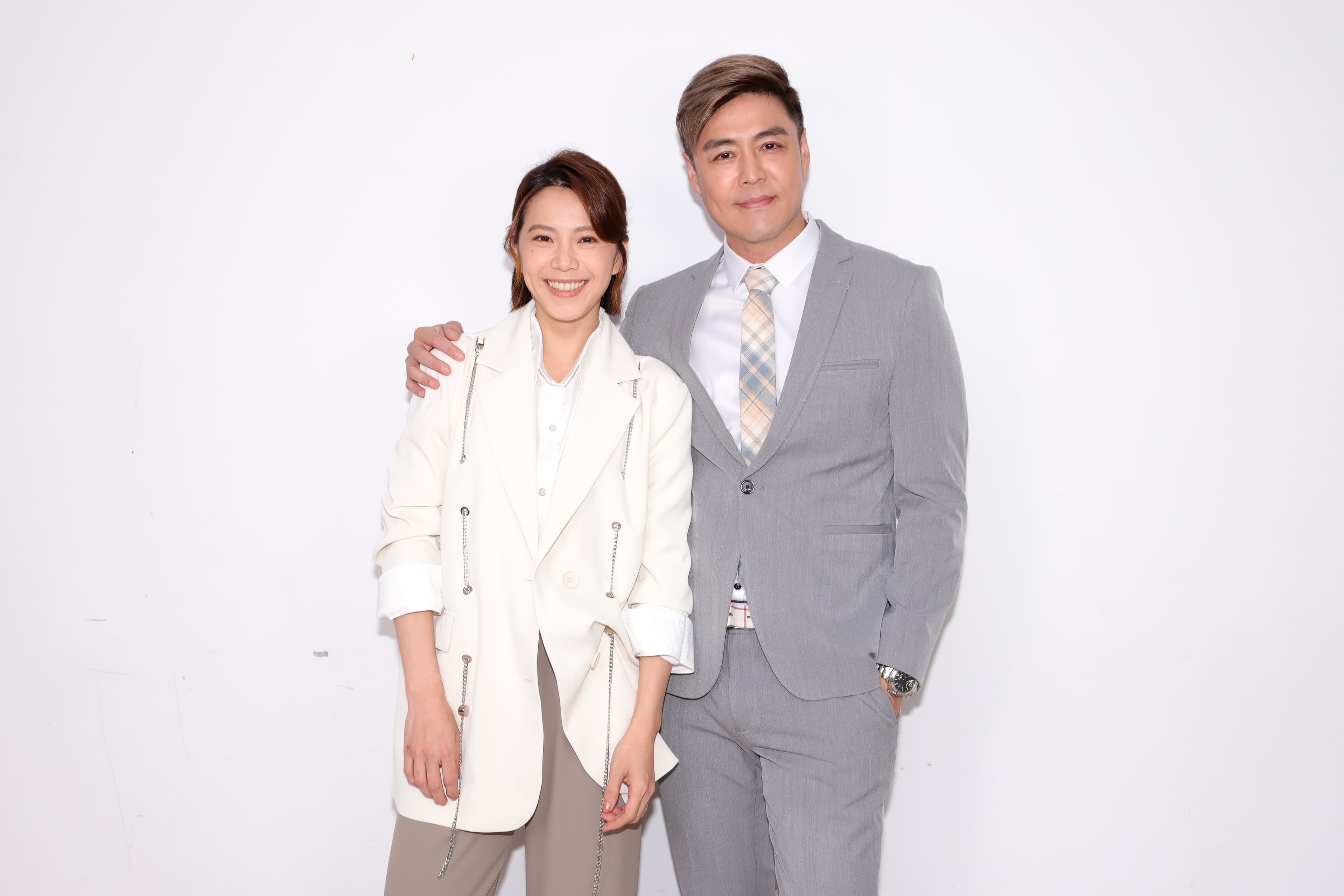 《市井豪門》劉至翰(右)跟廖苡喬(左)首次搭檔演兄妹,兩人感情要好但是工作上常不對盤。(民視提供)