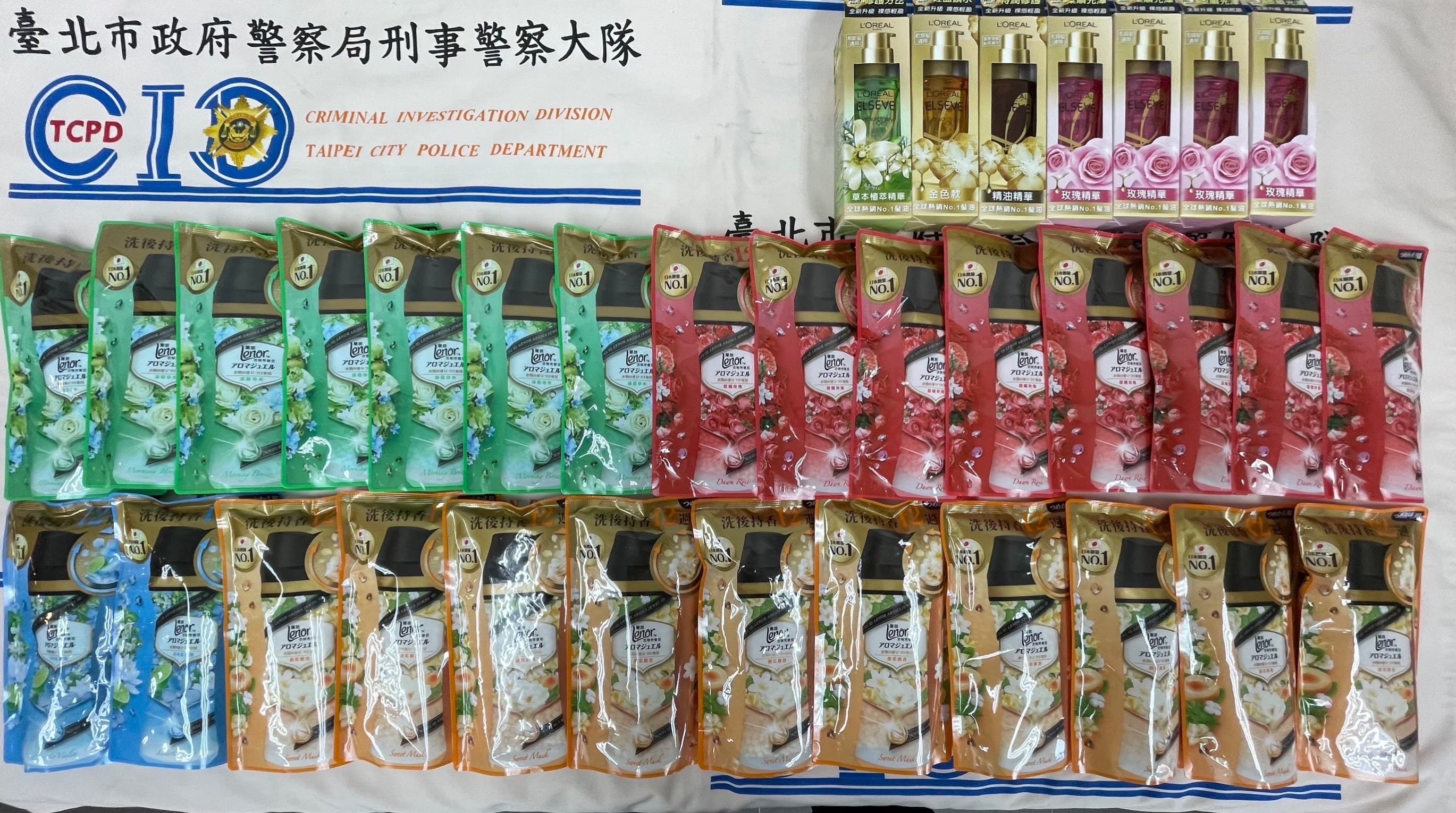 警方當場查獲張女包包內數包偷來的衣物芳香豆及護髮精油。(翻攝畫面)