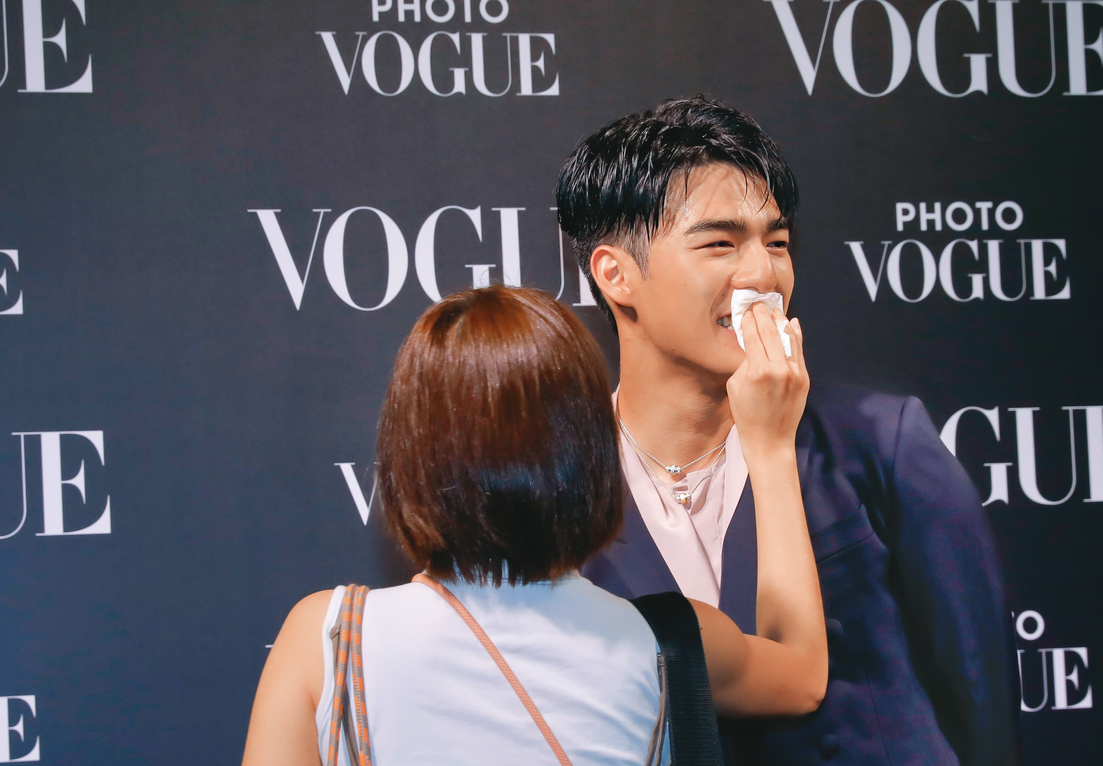 陳昊森（右）出席《Vogue》影像藝術展開幕之夜，繼續爆汗，原來是「大濕」，失敬、失敬。（作揖）