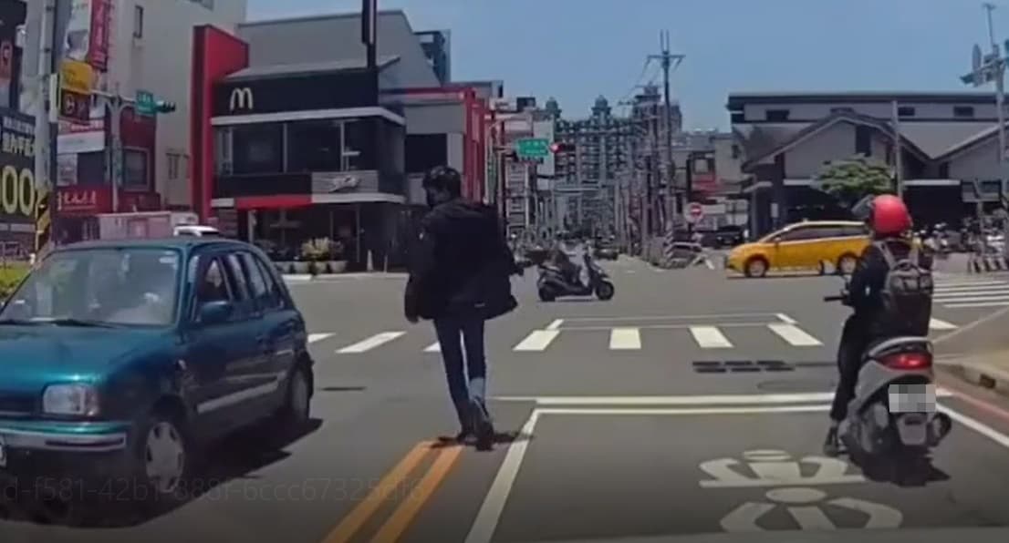 桃園近日也上演行人地獄,一名黑衣男子過馬路遭到右轉小客車撞飛,畫面引起網友討論。(翻攝自爆料公社)
