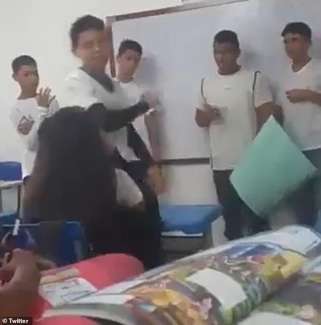 少年用筆尖狠刺女同學的臉。(翻自《每日郵報》)
