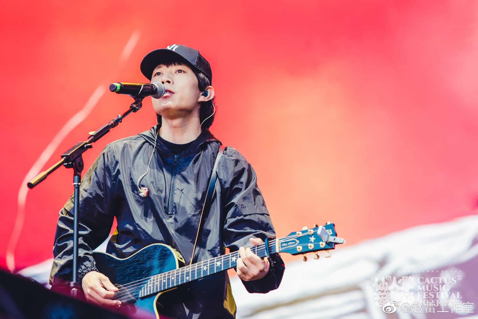 趙雷入圍金曲獎最佳華語男歌手獎項,歌迷留言要求開演唱會慶祝。(翻攝趙雷工作室微博)